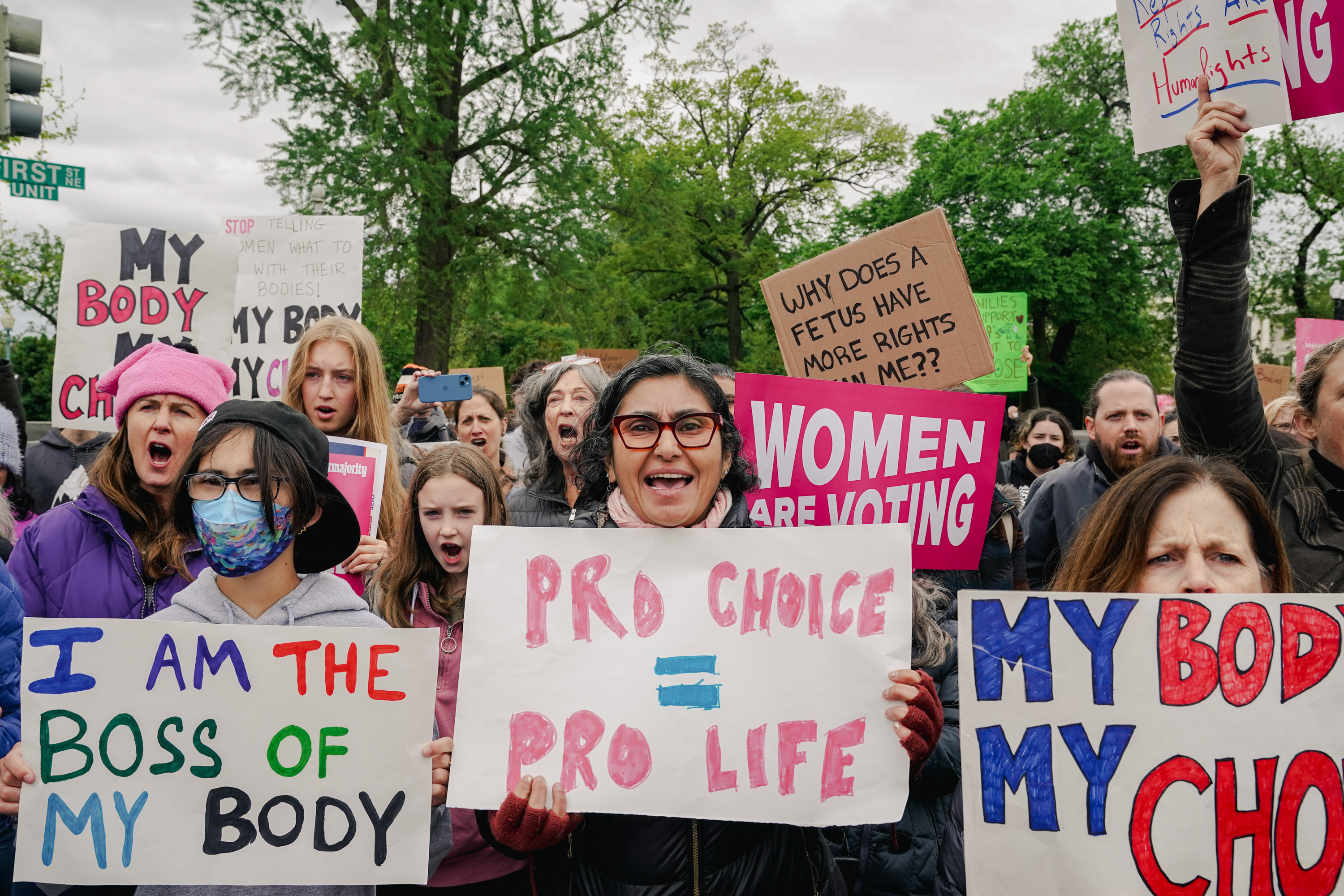Manifestantes por el derecho al aborto cerca de la Corte Suprema en Washington, el 8 de mayo de 2022. (Foto Prensa Libre: Shuran Huang/The New York Times)