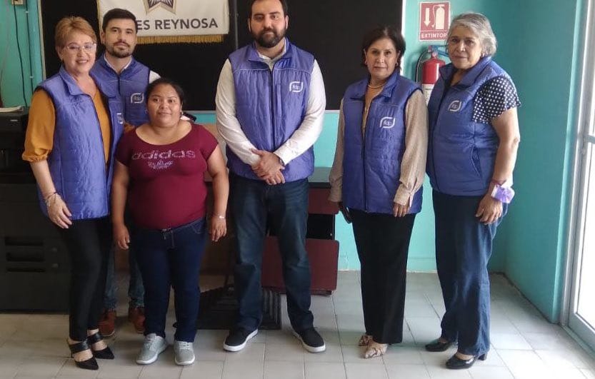 Juana Alonso (de blusa corinta), minutos después de dejar la prisión en compañía de personal de la Defensoría Pública. (Foto Prensa Libre: 
Netzaí Sandoval Ballesteros
Defensoría Pública
International Mayan League/US)