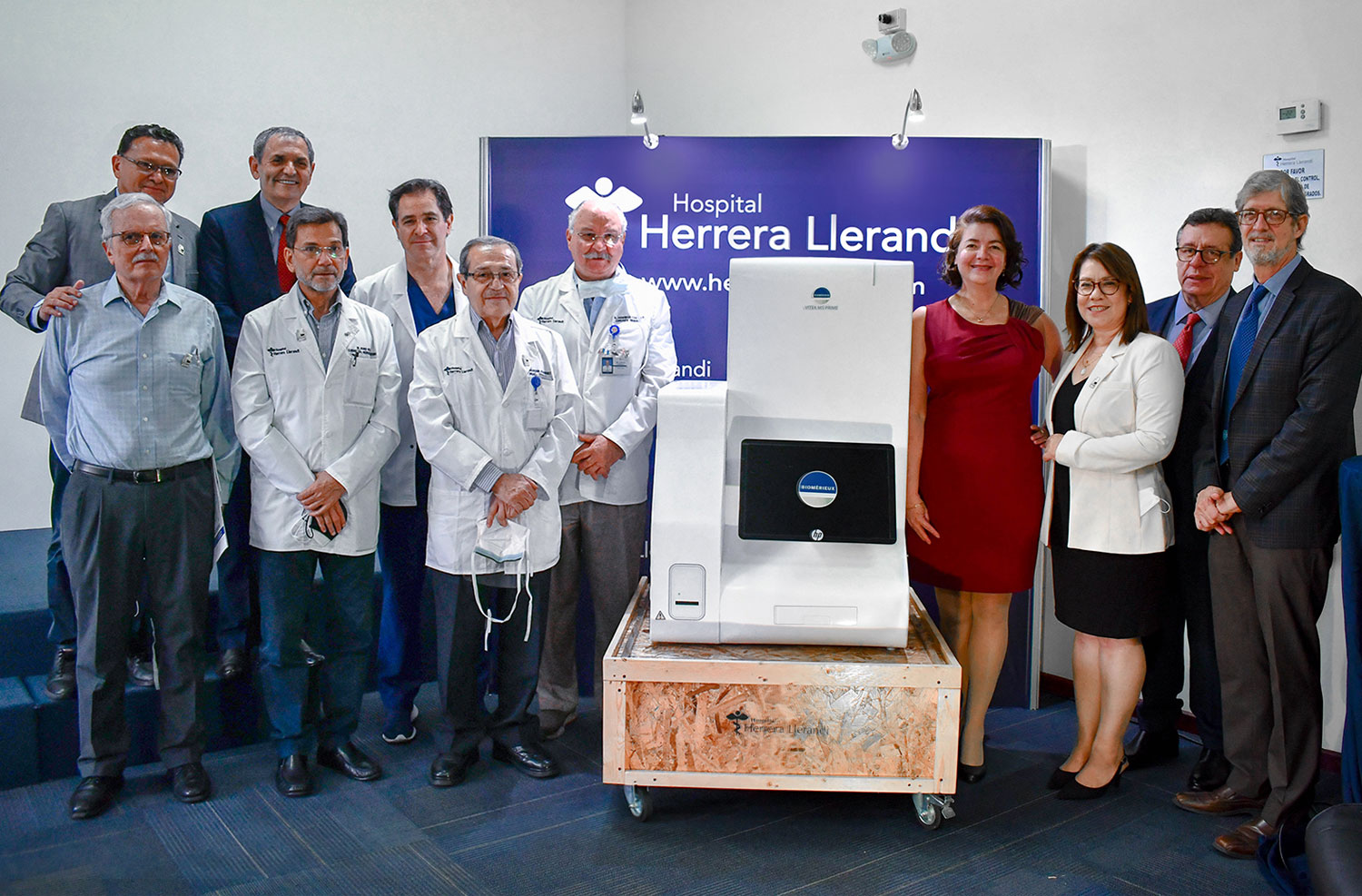 Hospital Herrera Llerandi presenta el equipo VITEK® MS Prime.