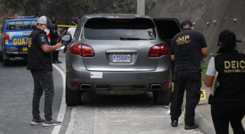 Investigadores reúnen indicios en el lugar donde murió baleado Luciano Colorado Alvarado, en la zona 3 de la capital. (Foto Prensa Libre: Esbin García) 