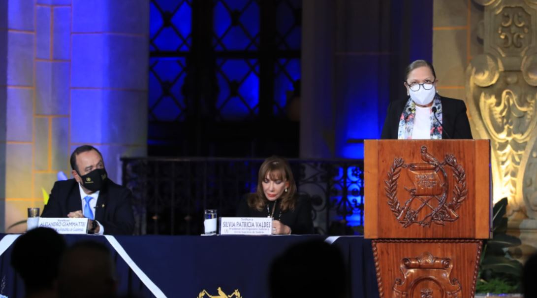 Consuelo Porras (derecha) fue juramentada hoy como nueva fiscal general por el presidente Alejandro Giammattei. (Foto Prensa Libre: Élmer Vargas)