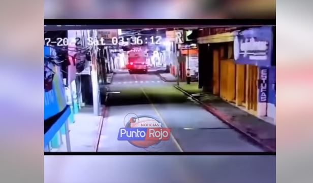 Momento en que un autobús choca con una camioneta agrícola en una intersección. (Foto: Canal 5 Punto Rojo Coatepeque/Facebook)