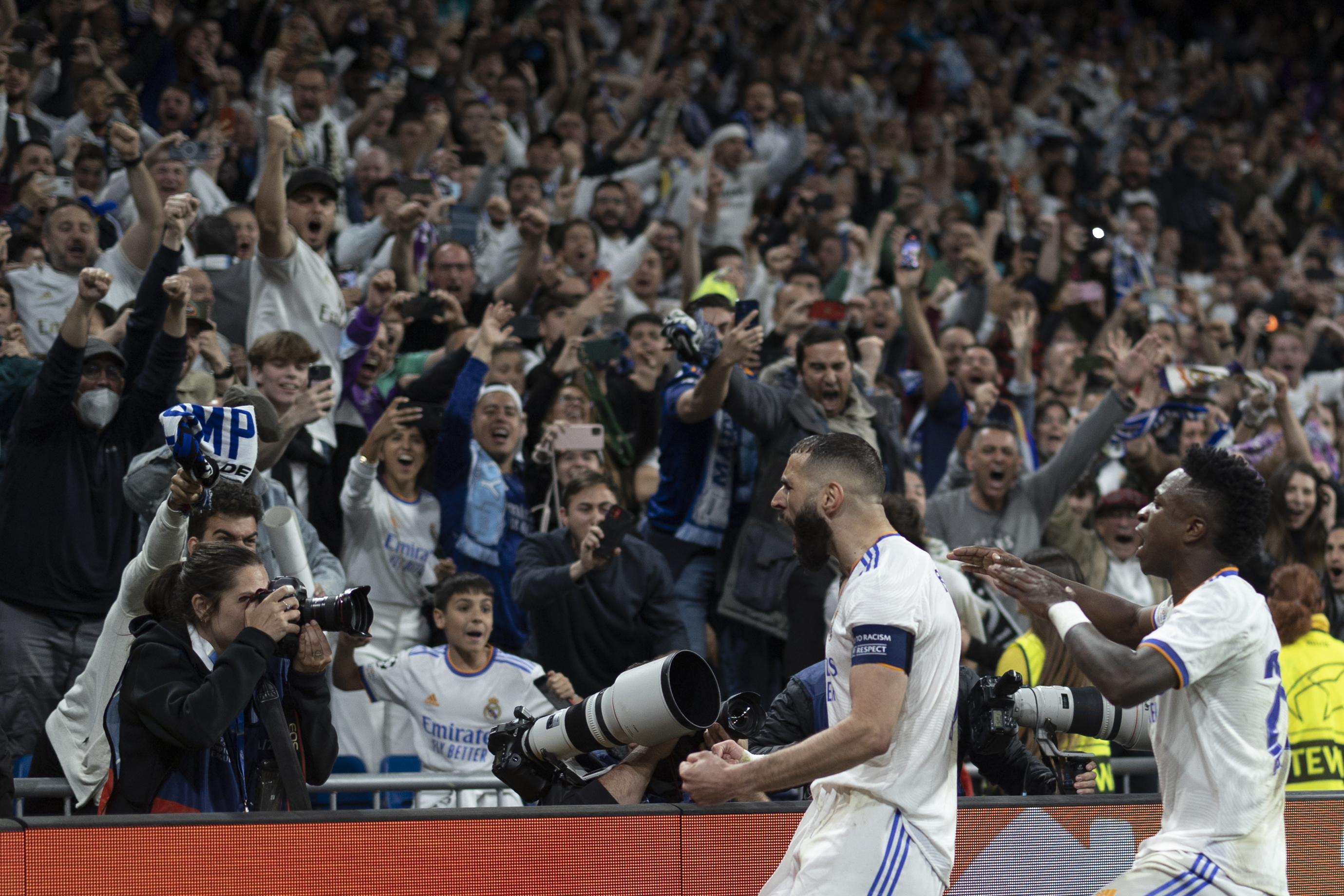 MADRID, 04/05/2022.- El delantero del Real Madrid Karim Benzemá (i) celebra su gol, durante el partido de semifinales de la Liga de Campeones que Real Madrid y Mancester City disputan este miércoles en el estadio Santiago Bernabéu, en Madrid. EFE/Rodrigo Jiménez