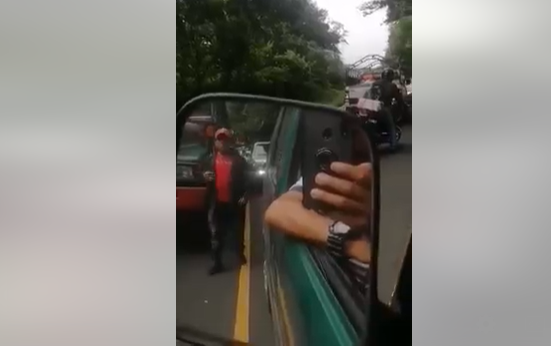 BUS REBASA EN LA RUTA A REU