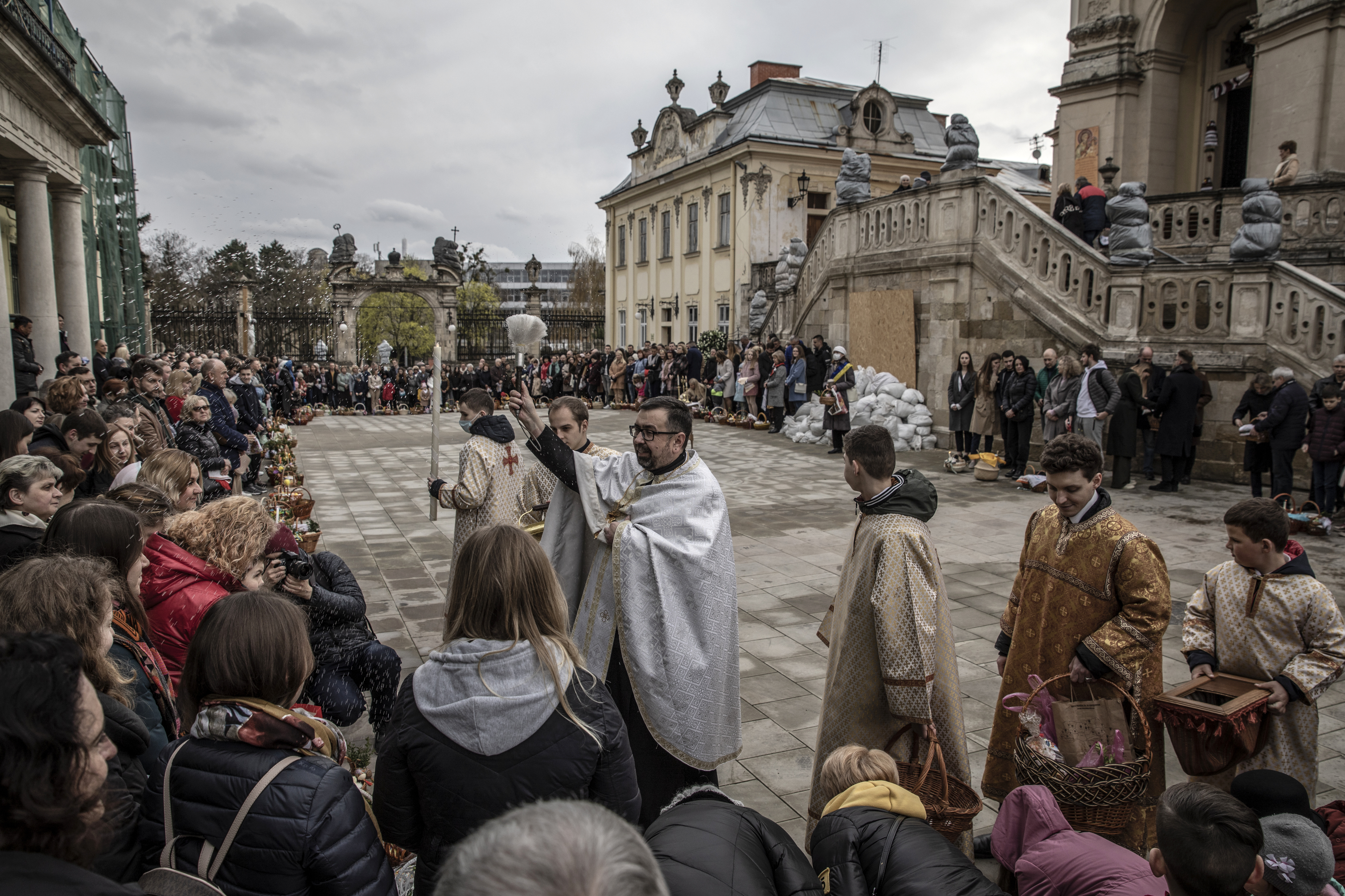 Fieles cristianos ortodoxos de Ucrania en una ceremonia de bendición el día anterior a la Pascua ortodoxa, el 23 de abril de 2022. (Foto Prensa Libre: Finbarr O'Reilly/The New York Times)