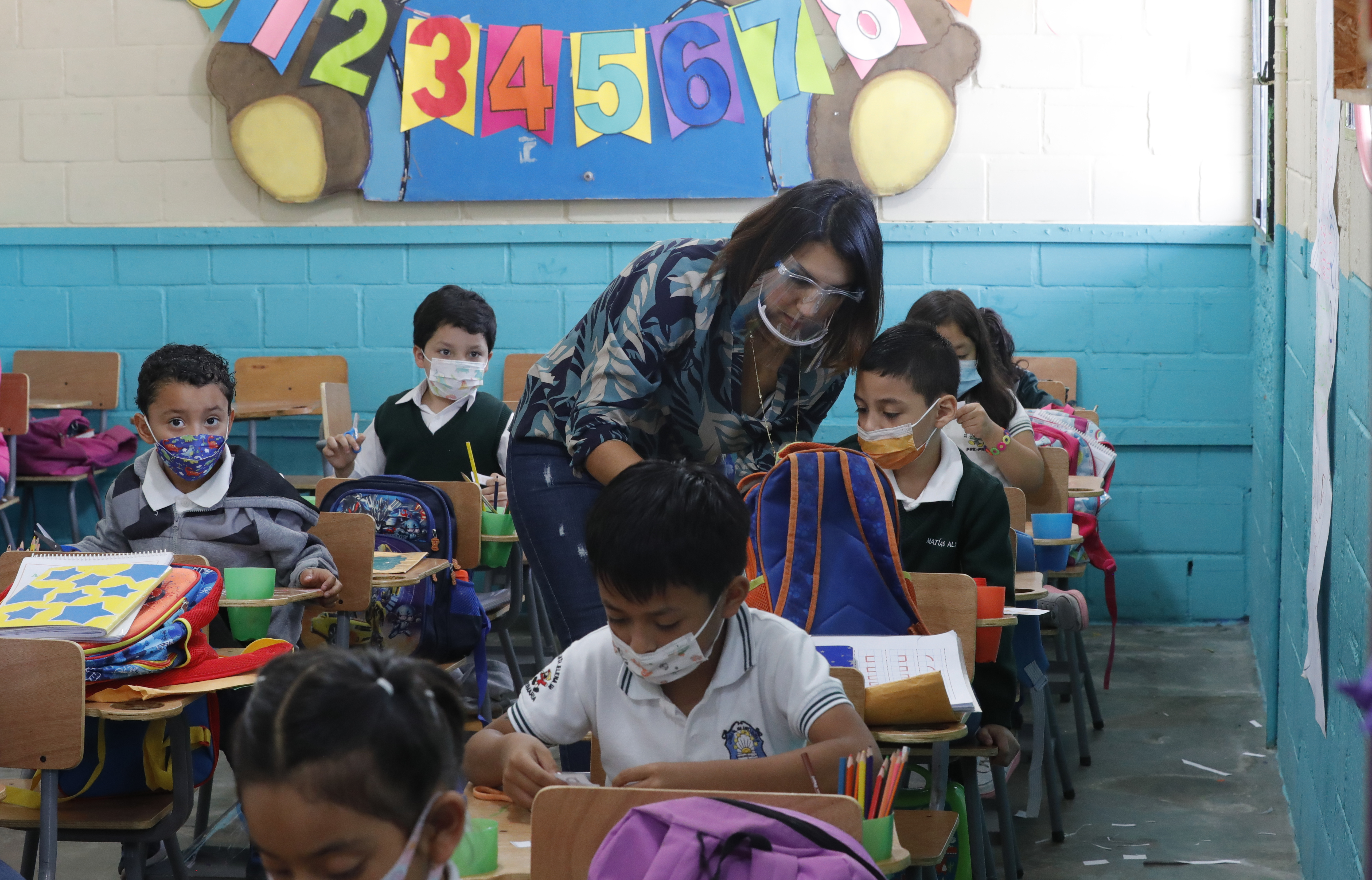 Varios centros educativos ya regresaron a clases presenciales. (Foto Prensa Libre: HemerotecaPL)