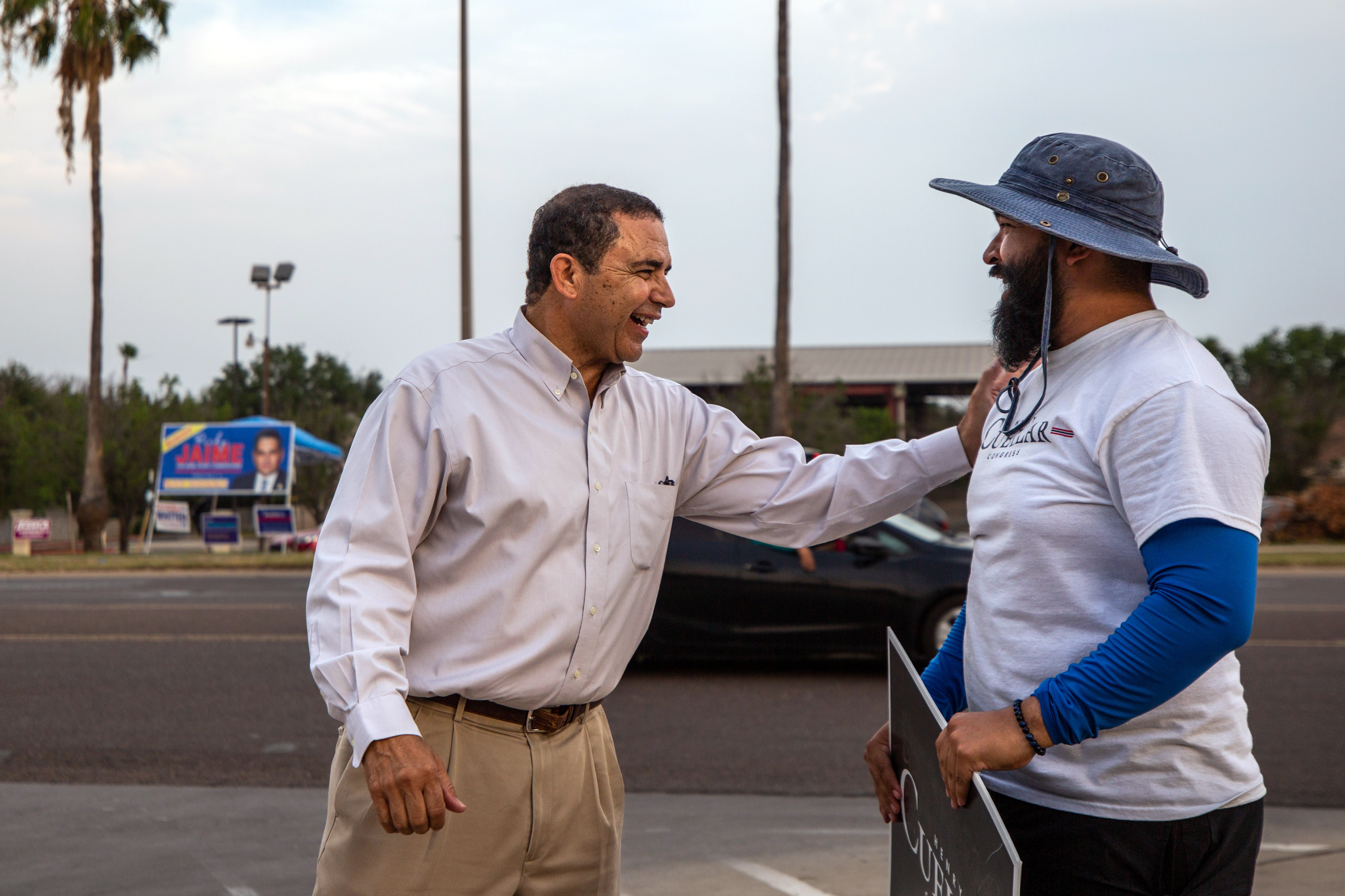 Henry Cuéllar, que se presenta a la reelección, agradece a un voluntario de la campaña fuera de un lugar de votación anticipada en Laredo, Texas, el 19 de mayo de 2022. (Kaylee Greenlee/The New York Times)