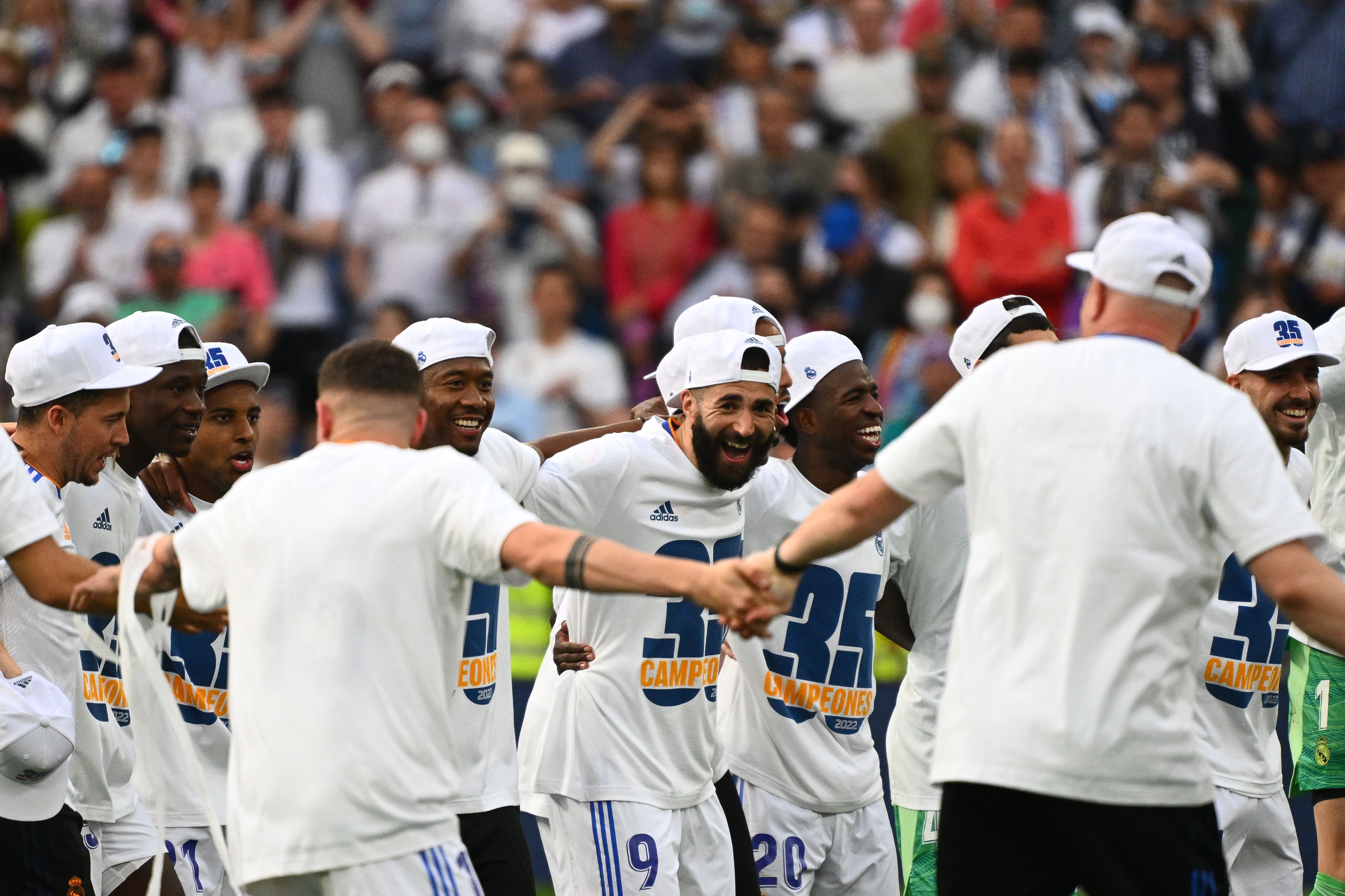 Así festejaron los jugadores del Real Madrid el título 35. (Foto Prensa Libre: AFP)