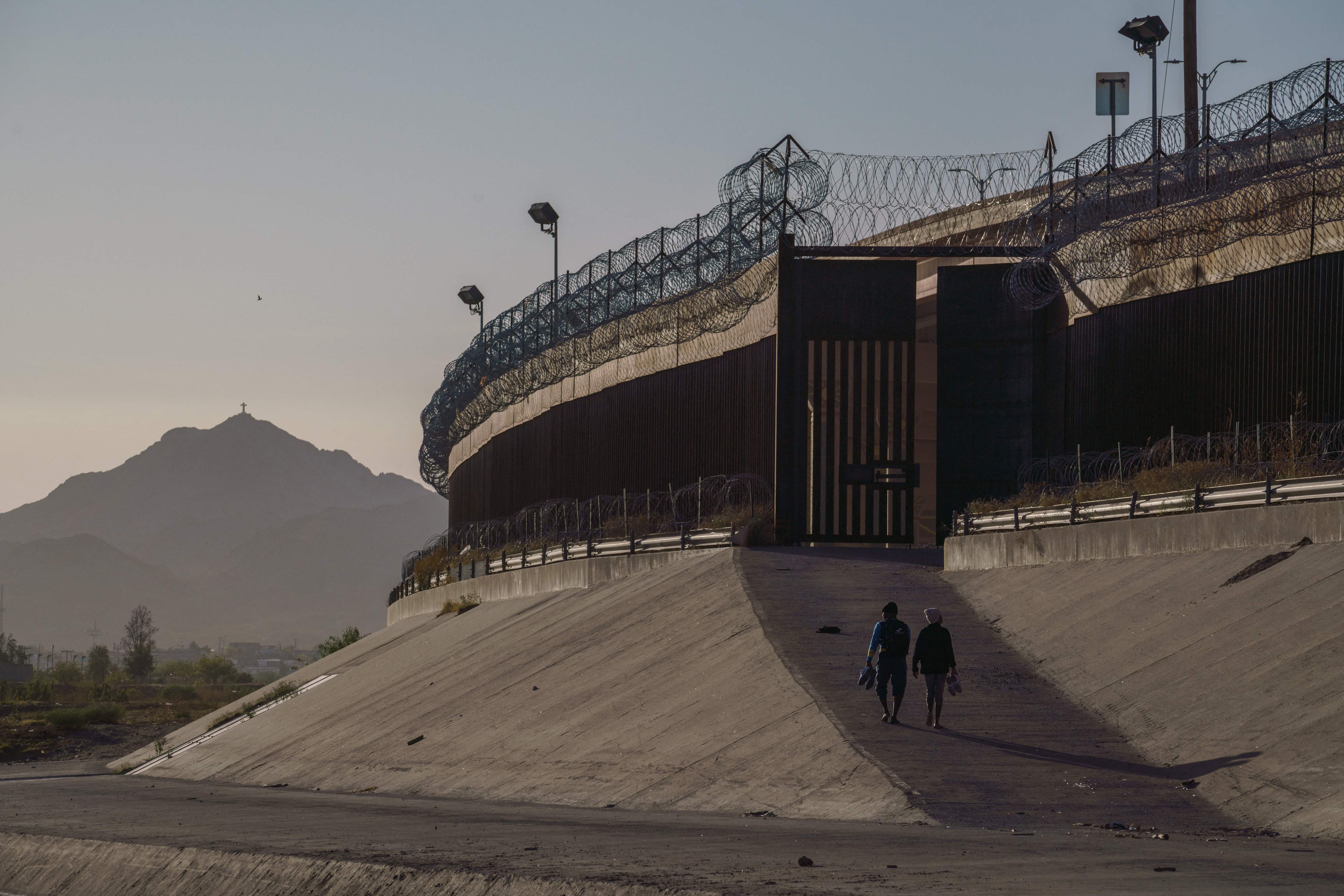 Miles de migrantes llegan cada día a El Paso, Texas, EE. UU. (Foto Prensa Libre: AFP) 