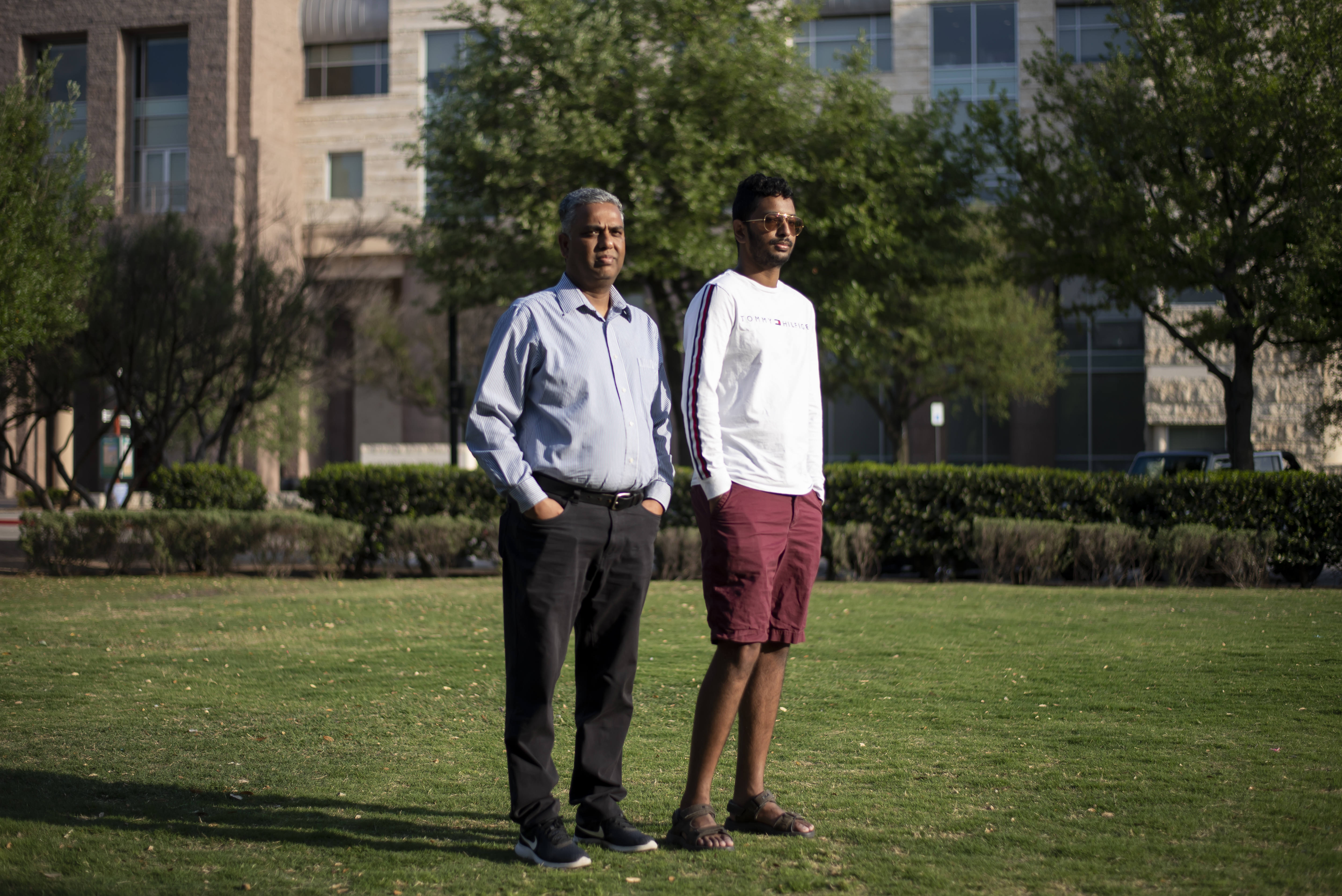 Barathimohan Ganesan y su hijo, Niranjan Barathimohan, en Frisco, Texas, el 22 de abril de 2022. (Foto Prensa Libre: Emil Lippe/The New York Times)