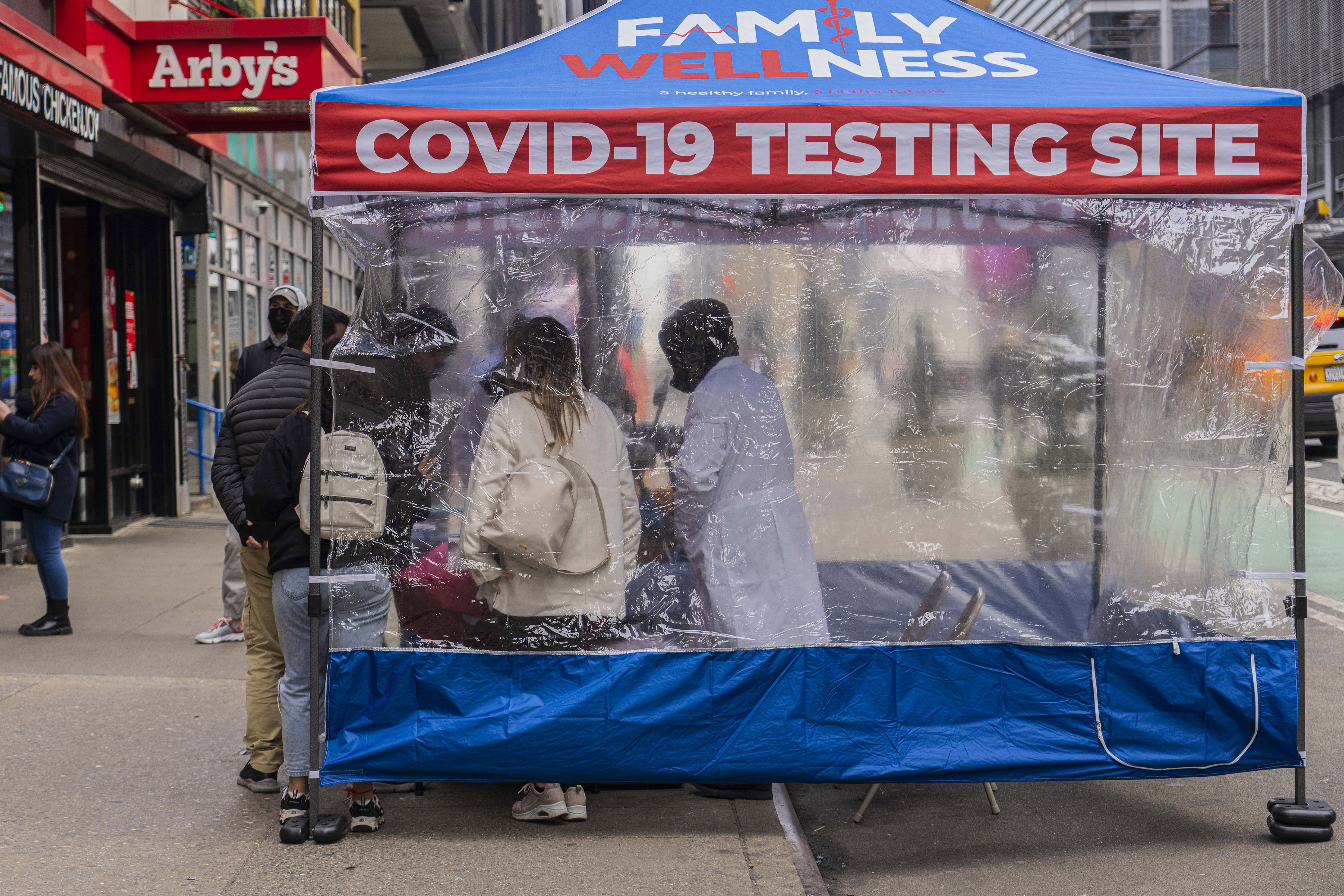 Un sitio de prueba emergente de COVID-19 en Nueva York, el 30 de marzo de 2022. (Foto Prensa Libre: Hiroko Masuike/The New York Times)