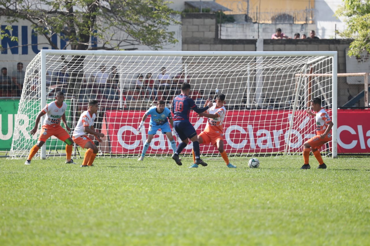 Achuapa cayó por primera vez ante Municipal en el presente torneo, luego de un triunfo de en el Trébol y el empate recientemente en el estadio Manuel Ariza en la fase de clasificación, por lo que ahora irá en busca de otro triunfo, solo que esta vez necesita marcar dos goles para avanzar a la semifinal. (Foto Prensa Libre: Erick Ávila)