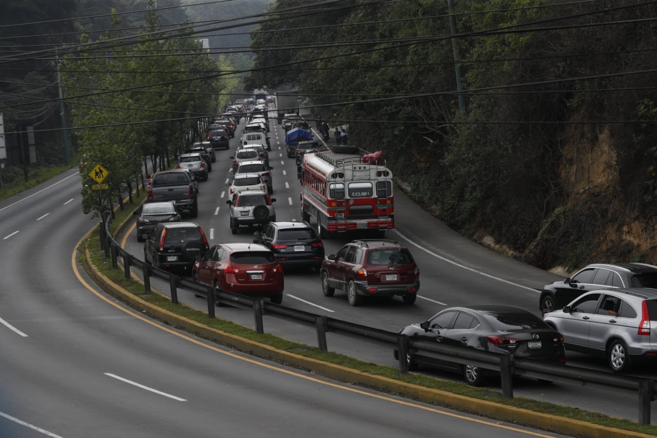 Largas filas se formaron en la ruta Interamericana antes de llegar a San Lucas Sacatepéquez. (Foto Prensa Libre: Esbin García)