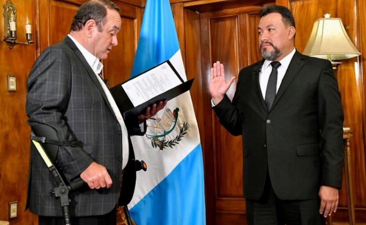 El presidente Alejandro Giammattei juramenta al nuevo PGN Wuelmer Ubener Gómez González. (Foto Prensa Libre: Presidencia de la República)