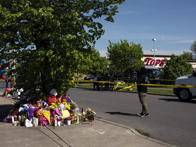 Un monumento conmemorativo afuera de Tops Friendly Market en Búfalo, Nueva York, el domingo 15 de mayo de 2022, un día después de un tiroteo masivo en la tienda. (The New York Times Company: Joshua Rashaad McFadden/The New York Times)