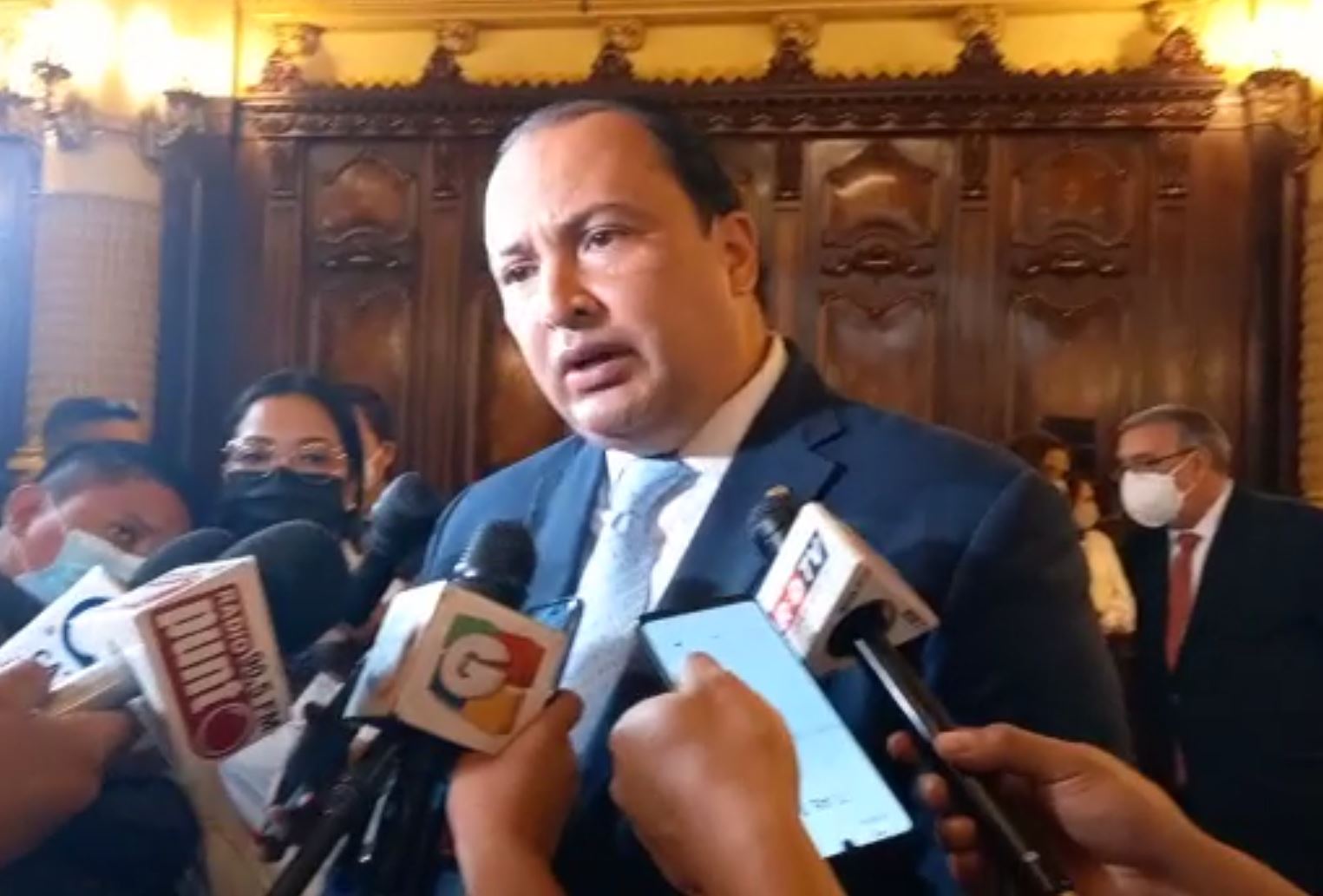 Mario Búcaro, ministro de Relaciones Exteriores de Guatemala, atiende a periodistas. (Foto Prensa Libre: La Red)