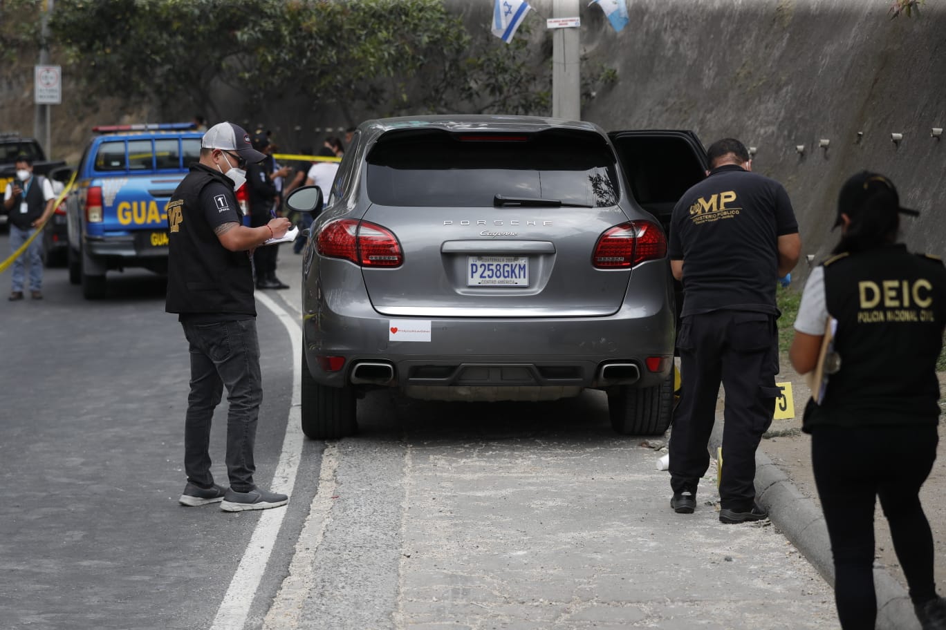 El vehículo en el que viajaba Luciano Colorado, quien fue ultimado el miércoles último en el Anillo Periférico, zona 3, portaba una calcomanía con mensajes en apoyo al juez Miguel Ángel Gálvez . (Foto Prensa Libre: Esbin García)