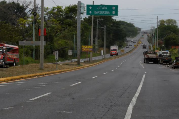 El gobierno incluyó dentro de las medidas del Plan Nacional de Emergencia, Q3 mil 200 millones para carreteras aprobados por la Ley de Infraestructura. (Foto, Prensa Libre: Hemeroteca PL).