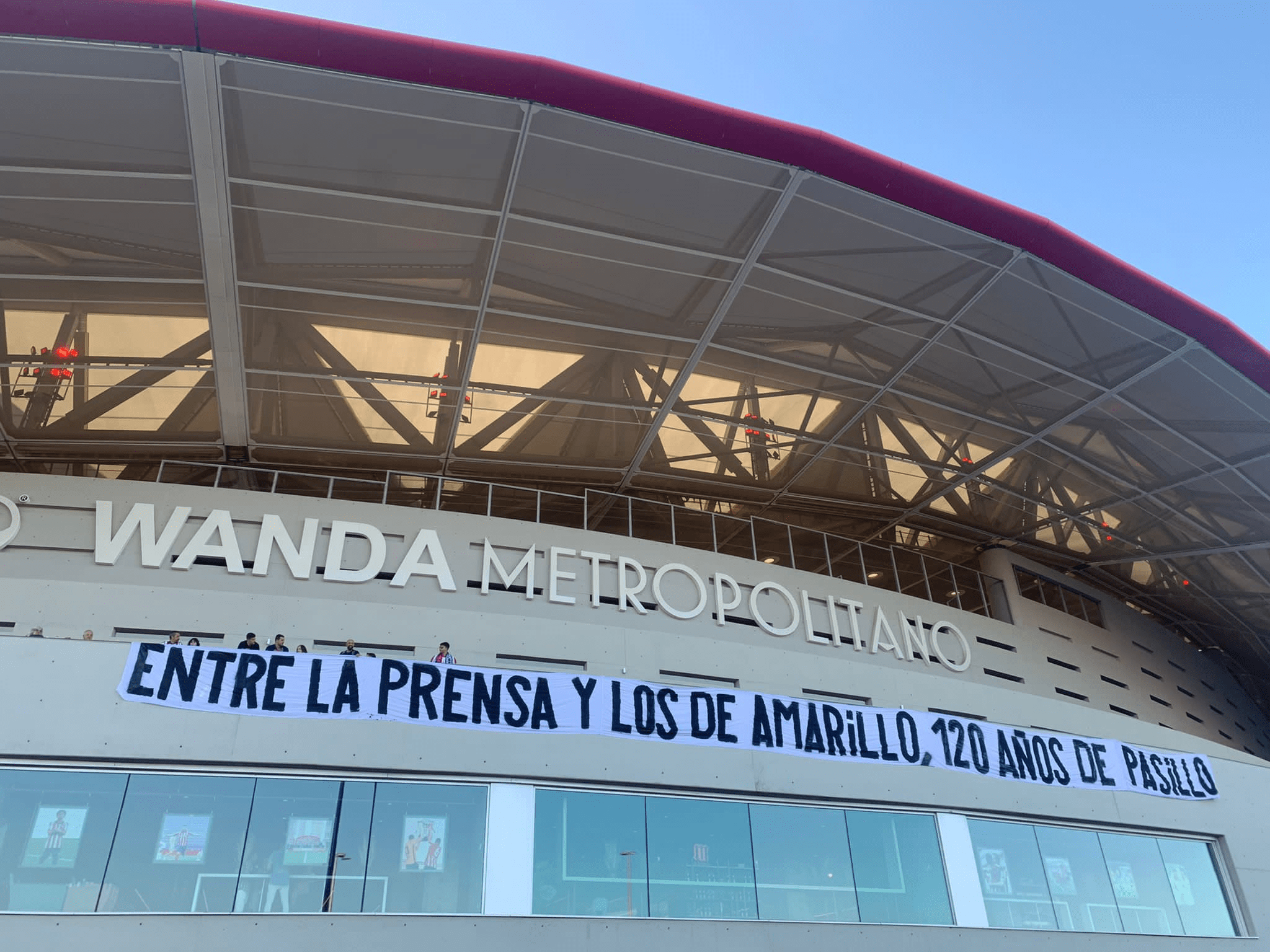 Esa fue la pancarta con la que la afición del Atlético recibió al Real Madrid en el derbi. Foto Prensa Libre (Redes)