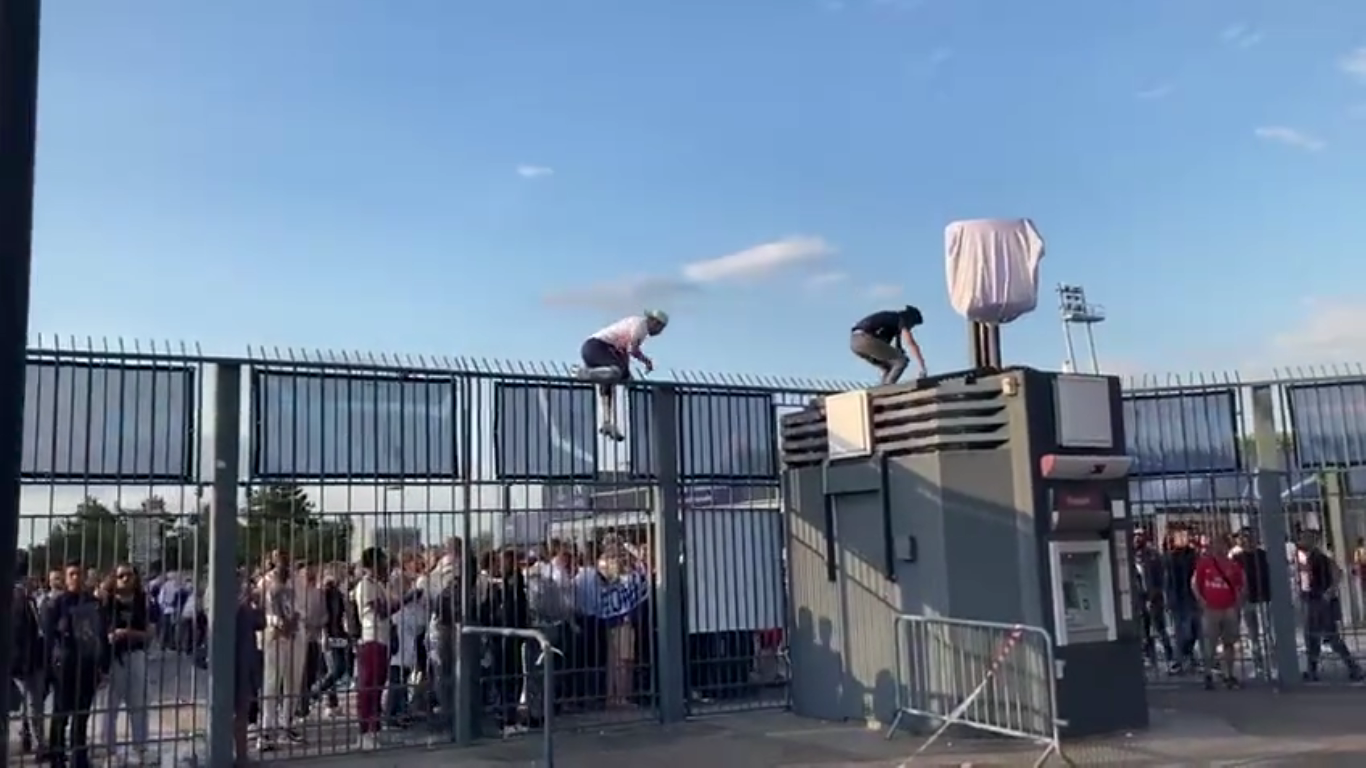 Han sido varios los aficionados del Liverpool que han tratado de ingresar al estadio de otras formas. (Captura de pantalla)