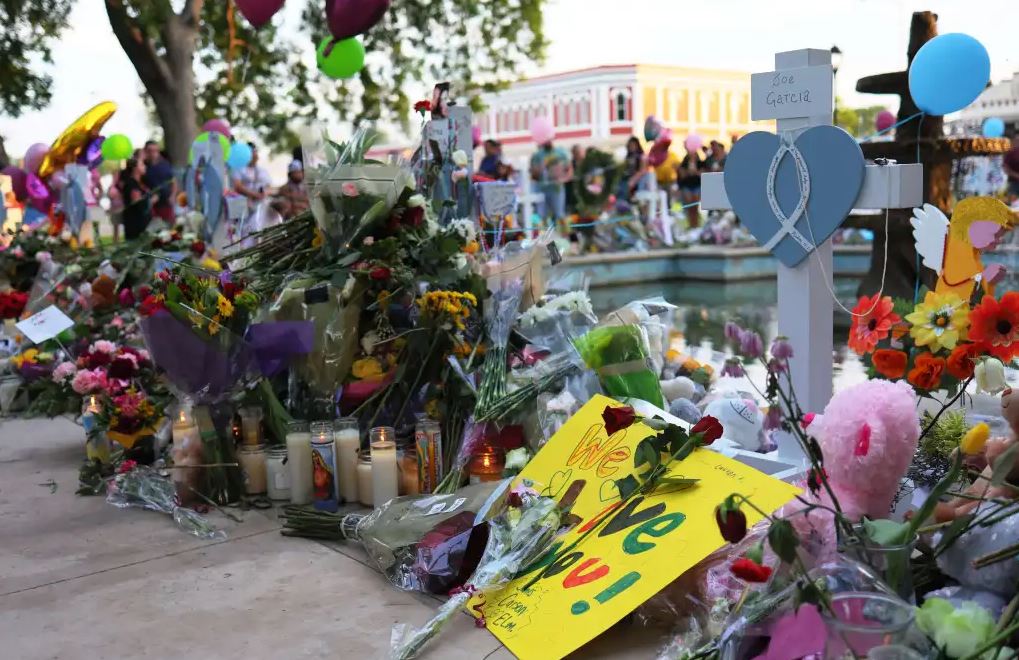 Memorial en honor de las víctimas de la escuela de Uvalde. (Foto Prensa Libre: AFP)