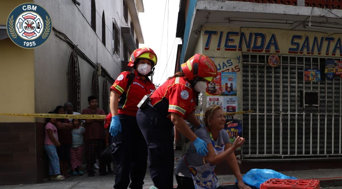 Sicarios ultimaron la mañana de este viernes 18 de mayo a un hombre en la 33 avenida y 25 calle de la zona 7 capitalina, en la colonia Bethania, frente a la subestación de la Policía Nacional Civil. (Foto Prensa Libre: Bomberos Municipales)