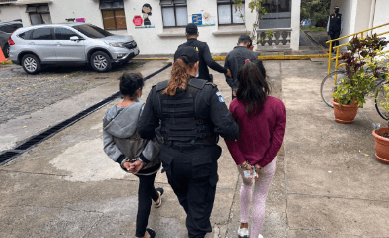 Las dos mujeres y el hombre deberán enfrentar la justicia. (Foto Prensa Libre: PNC)