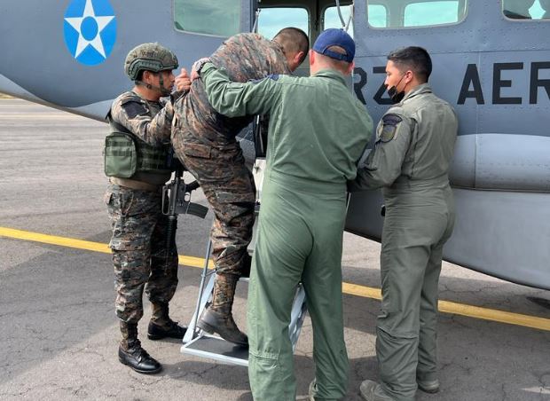 Uno de los cuatro soldados heridos en los incidentes en Santa Catarina Ixtahuacán, Sololá, es trasladado vía aérea a la capital guatemalteca. (Foto Prensa Libre: Ejército de Guatemala)