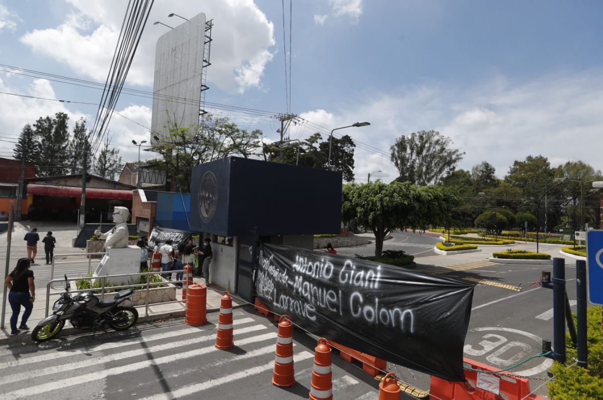 Estudiantes ocupan el campus central de la Usac para exigir nueva convocatoria a elección de rector. (Foto Prensa Libre: Esbin García)