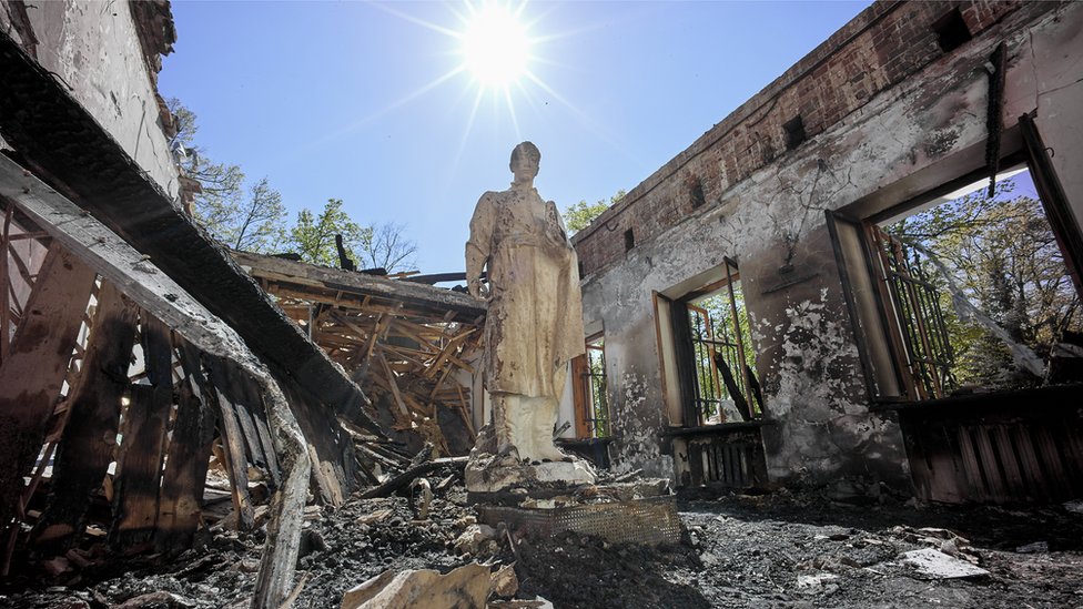 La estatua del poeta Grigory Skovoroda fue lo único que quedó en pie de su casa museo. (SERGEY KOZLOV)