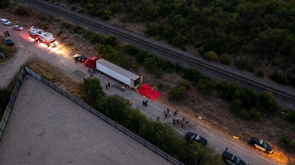 La tragedia en San Antonio, Texas, refleja la crisis migratoria en EE.UU. y alienta el debate político en torno a esta. GETTY IMAGES