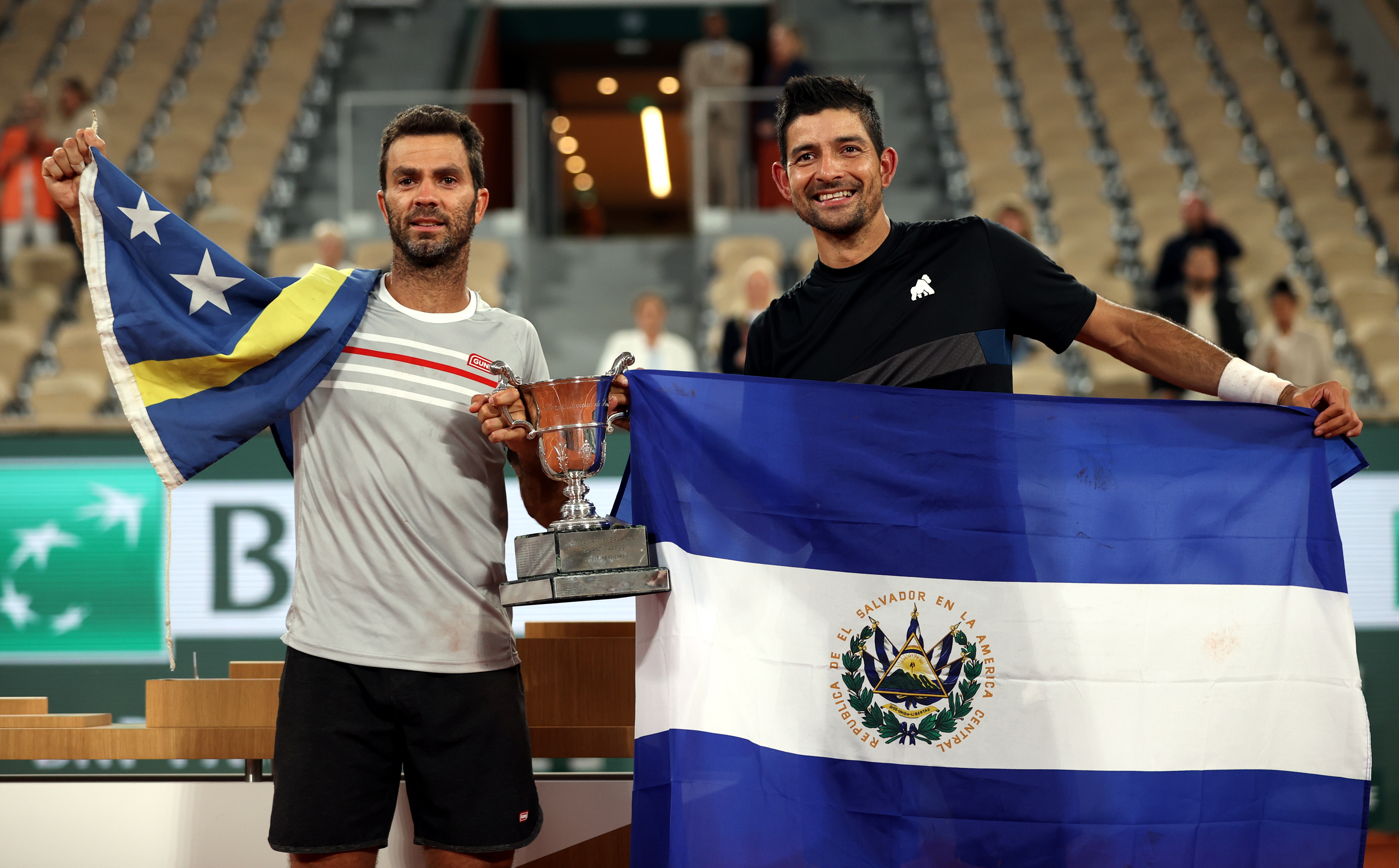 Marcelo Arevalo of El Salvador (D) y Jean-Julien Rojer de Países Bajos celebran el título. Foto Prensa Libre (EFE)