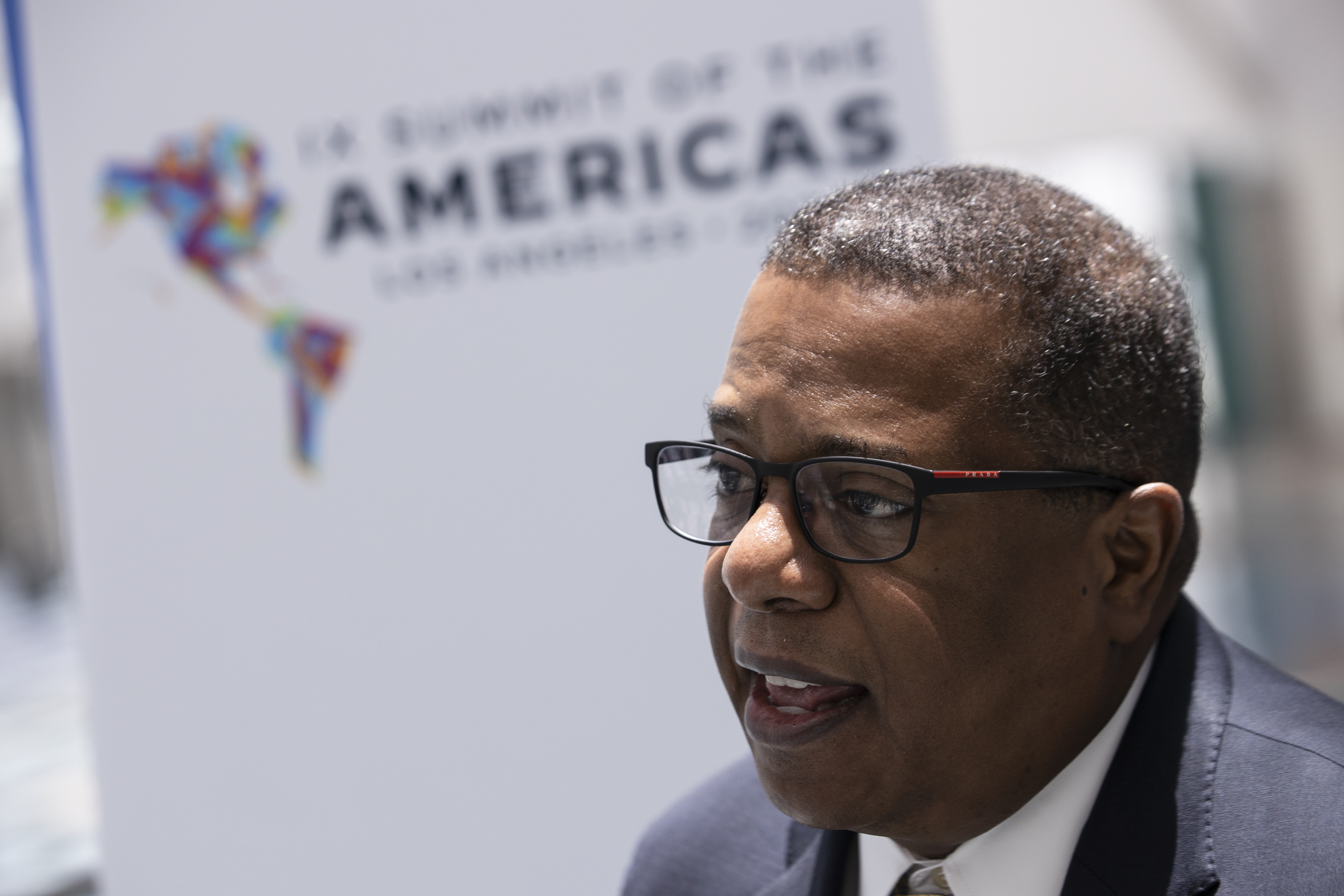 El subsecretario estadounidense para América Latina, Brian Nichols, habla durante una entrevista con Efe el 7 de junio de 2022. (Foto Prensa Libre: EFE)