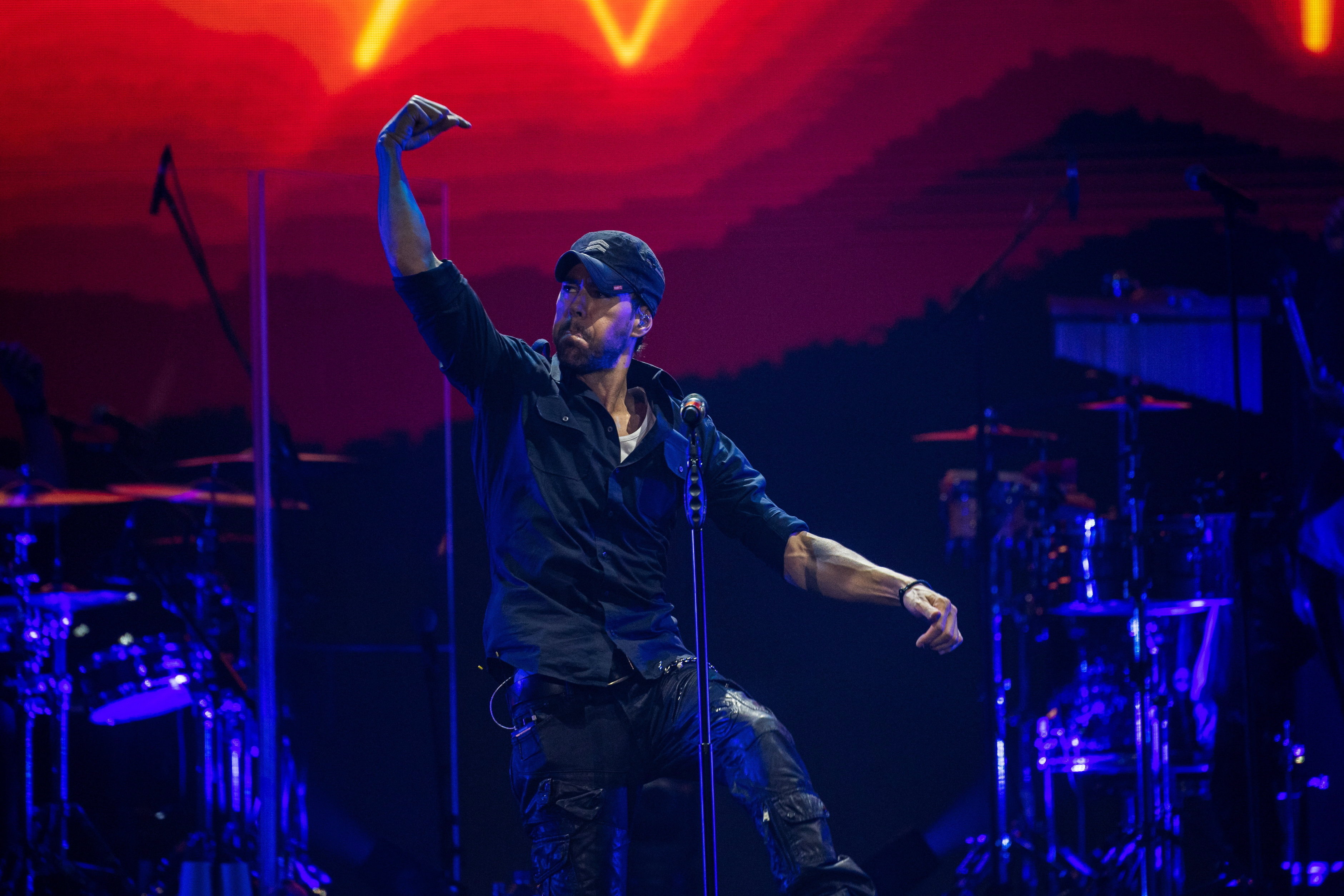 Una fotografía de Enrique Iglesias en Budapest. 
 Este fin de semana el artista español ha impactado con un beso a una de sus seguidoras. 
 (Foto Prensa Libre: EFE/EPA/Marton Monus HUNGARY OUT)