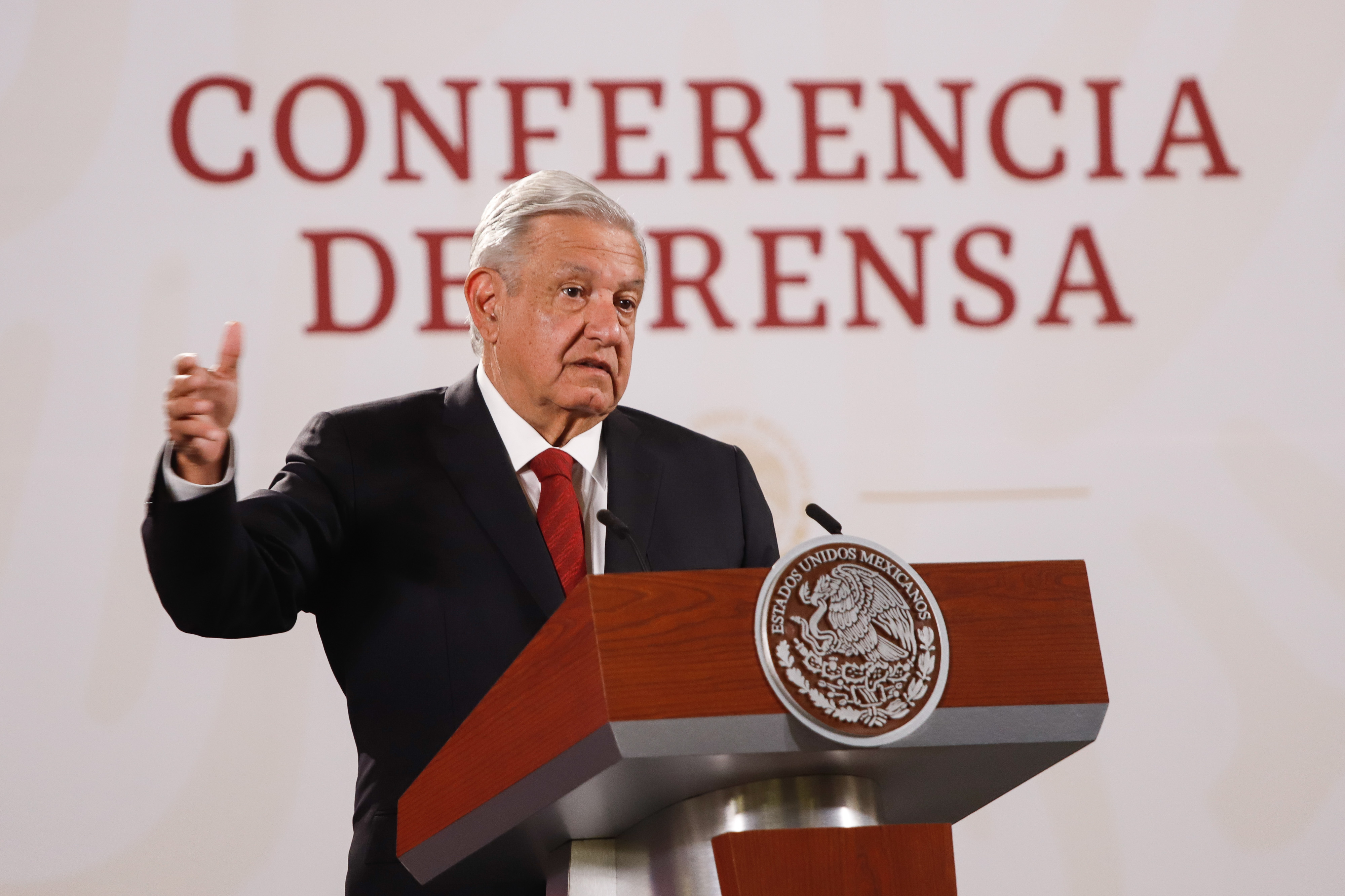 El presidente Andrés Manuel López Obrador habla durante su rueda de prensa matutina hoy, en el Palacio Nacional de la Ciudad de México. (Foto Prensa Libre: EFE)