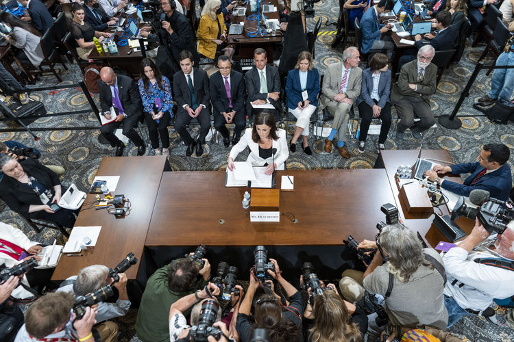 Cassidy Hutchinson vuelve a testificar ante la comisión de la Cámara de Representantes que investiga el ataque del 6 de enero en el Capitolio, en Washington, el 28 de junio de 2022. (Foto Prensa Libre: Doug Mills/The New York Times)