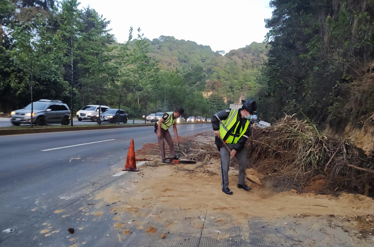 Varias carreteras del país constituyen un riesgo debido al desprendimiento de rocas y derrumbes. (Foto Prensa Libre: Provial) 