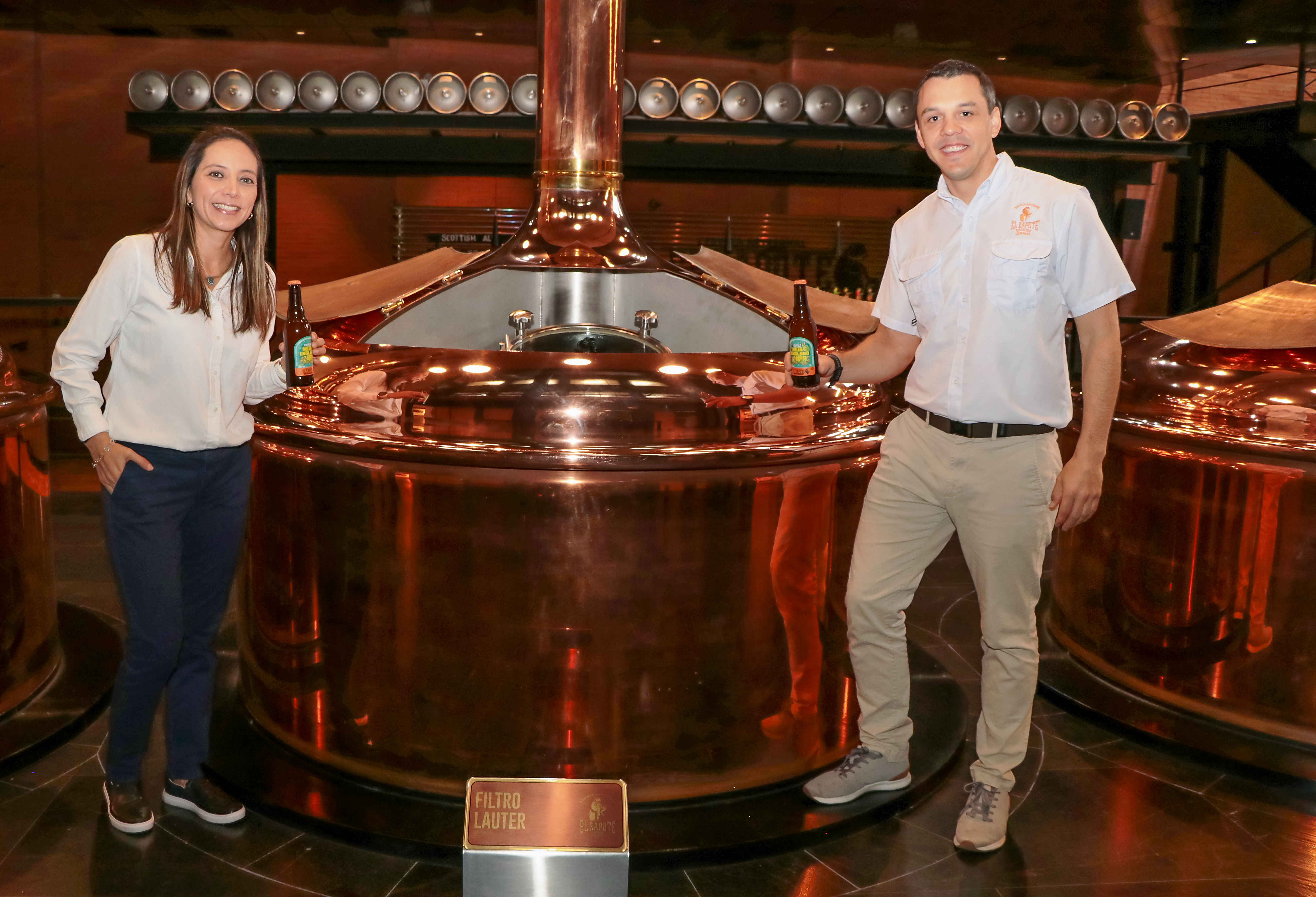 Nicolás Cofiño, Gerente de marca y Mariela Montenegro, Gerente de Producción de El Zapote, compartieron la celebración con sus clientes. Foto Prensa Libre: Cortesía