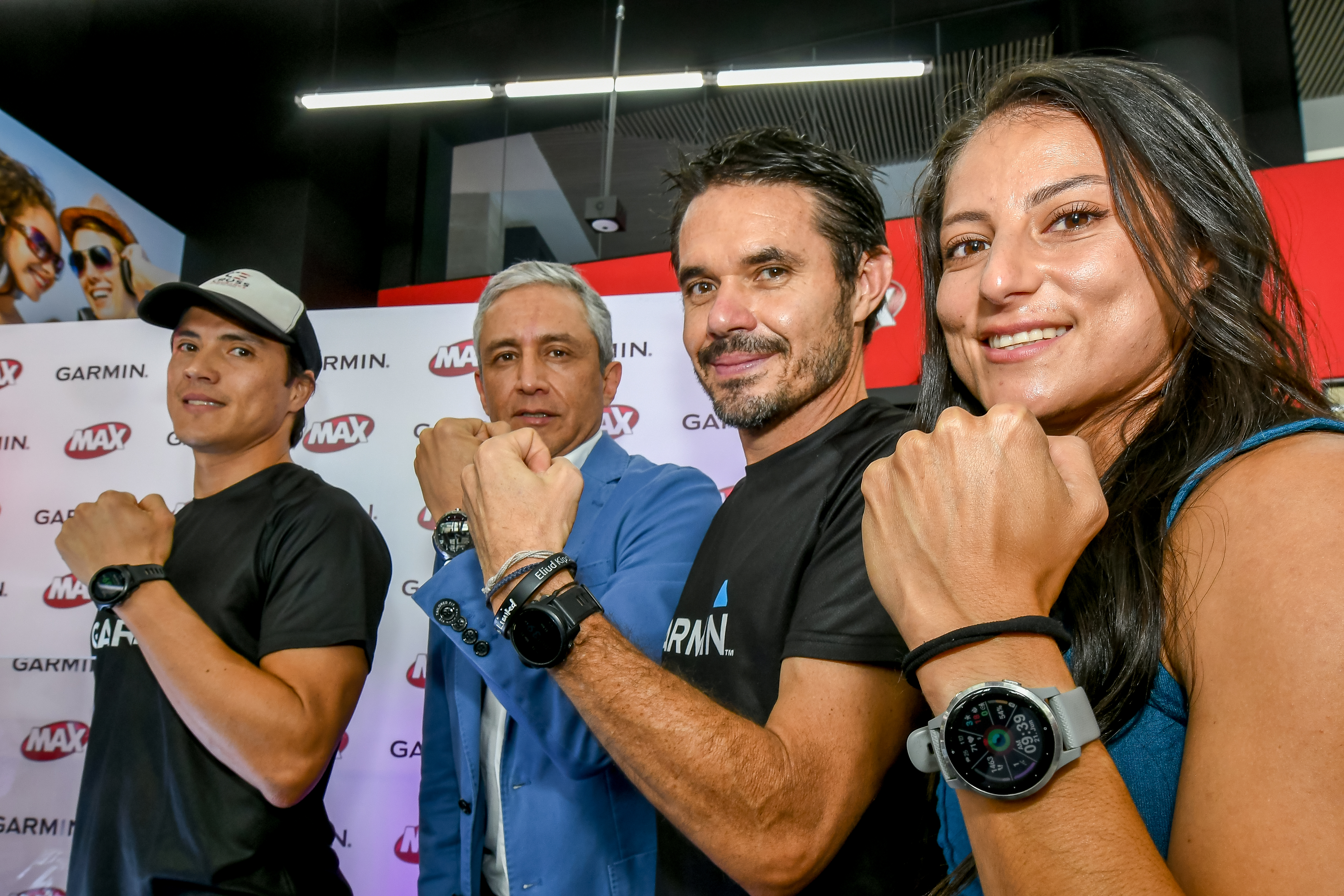 El gerente Roberto Méndez Cheves (celeste), junto con los embajadores Garmin, quienes ya utilizan los nuevos Forerunner en sus entrenamientos y competencias. Foto Prensa Libre: Sergio Muñoz