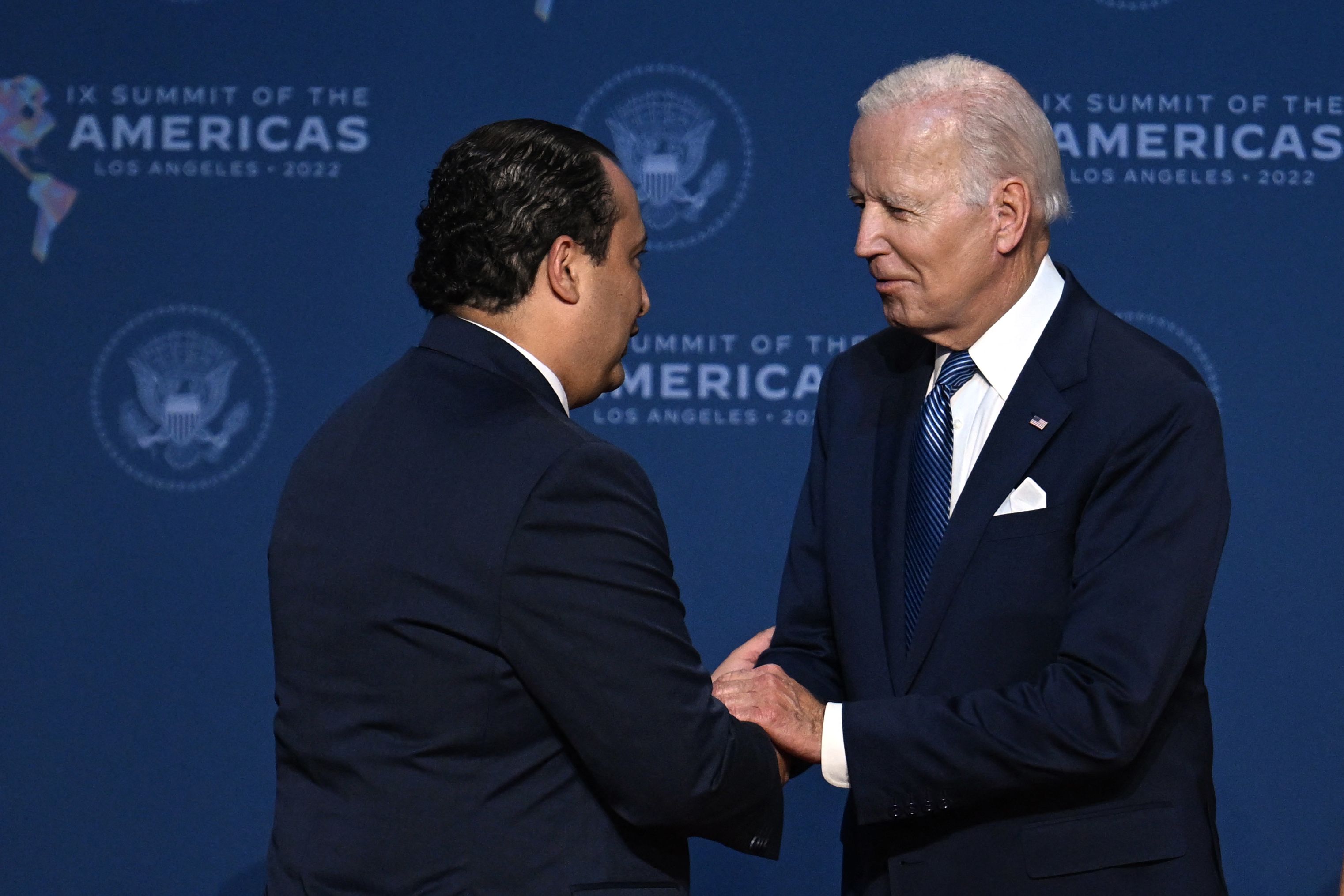 El presidente de los Estados Unidos, Joe Biden, saluda al ministro de Relaciones Exteriores de Guatemala, Mario Adolfo Bucaro Flores, cuando llega a la IX Cumbre de las Américas en el Centro de Convenciones de Los Ángeles en Los Ángeles, California, el 8 de junio de 2022. (Foto Prensa Libre: AFP)
