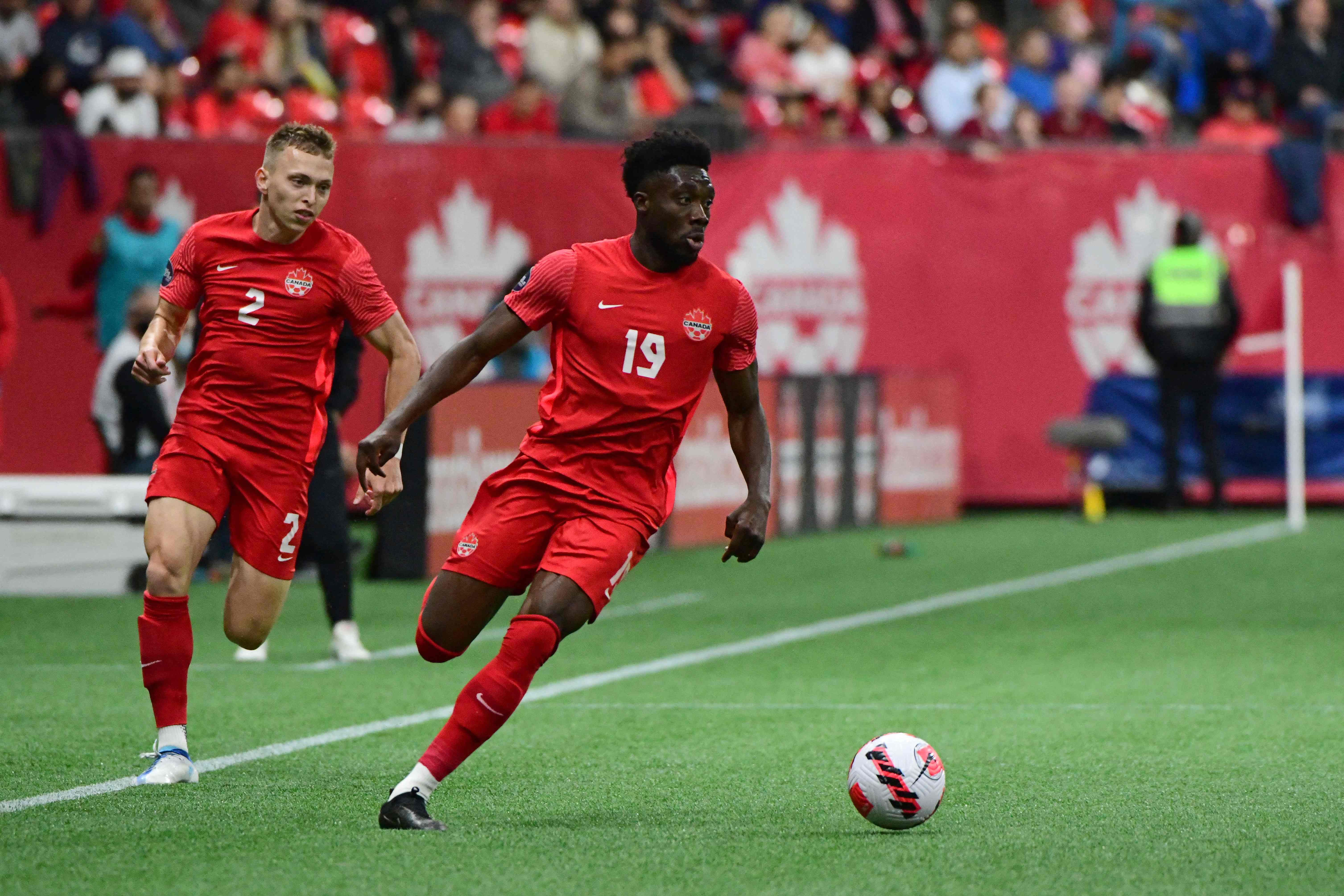 El mediocampista 
 Alphonso Davies, jugador del Bayern Múnich y de la selección canadiense. (Foto Prensa Libre: AFP)