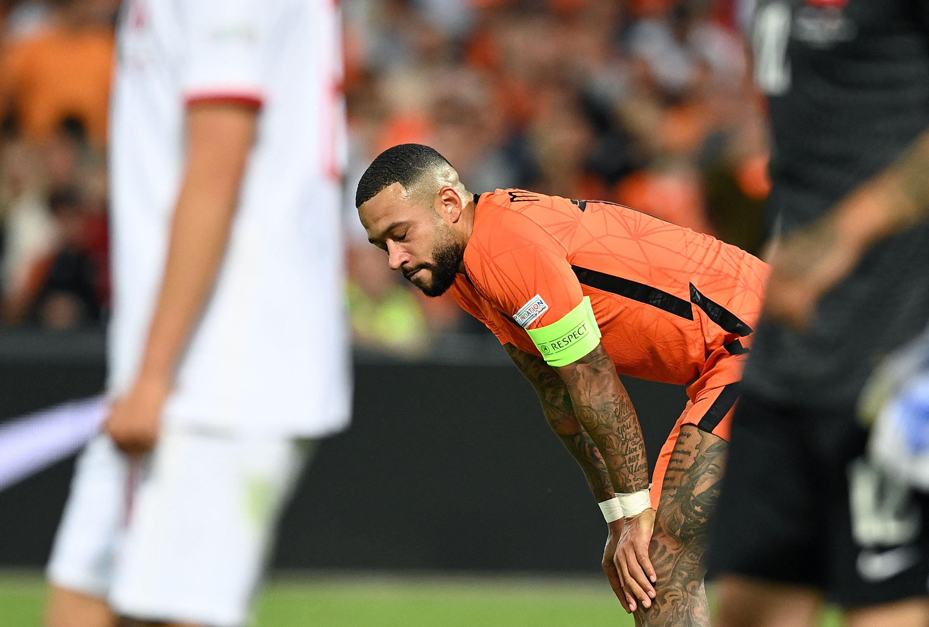 Depay, jugador del FC Barcelona falló un penal durante el partido. Foto Prensa Libre (AFP)