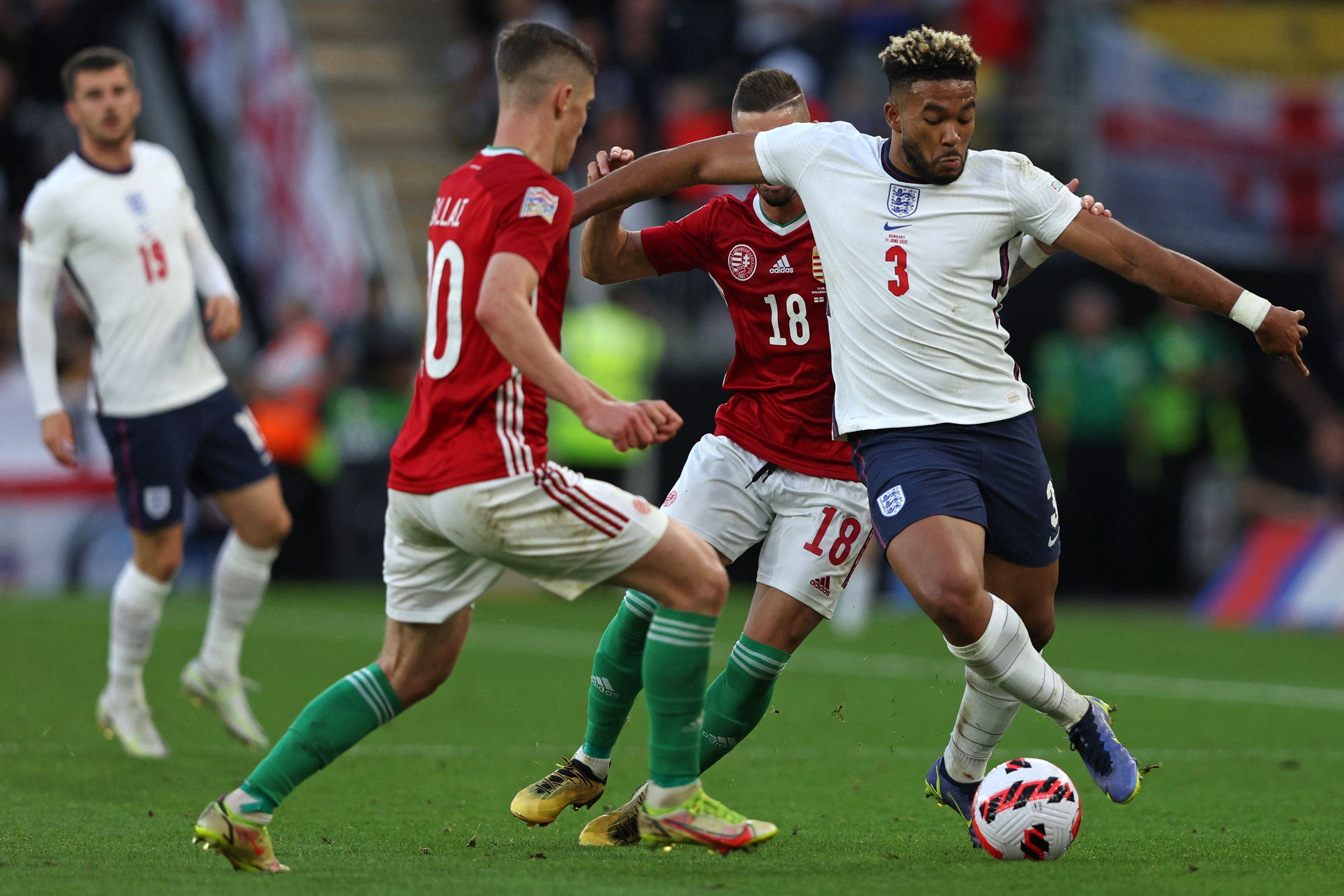 Reece James (derecha) no podrá representar a Inglaterra en la Copa del Mundo que inicia en noviembre. (Foto Prensa Libre: AFP)