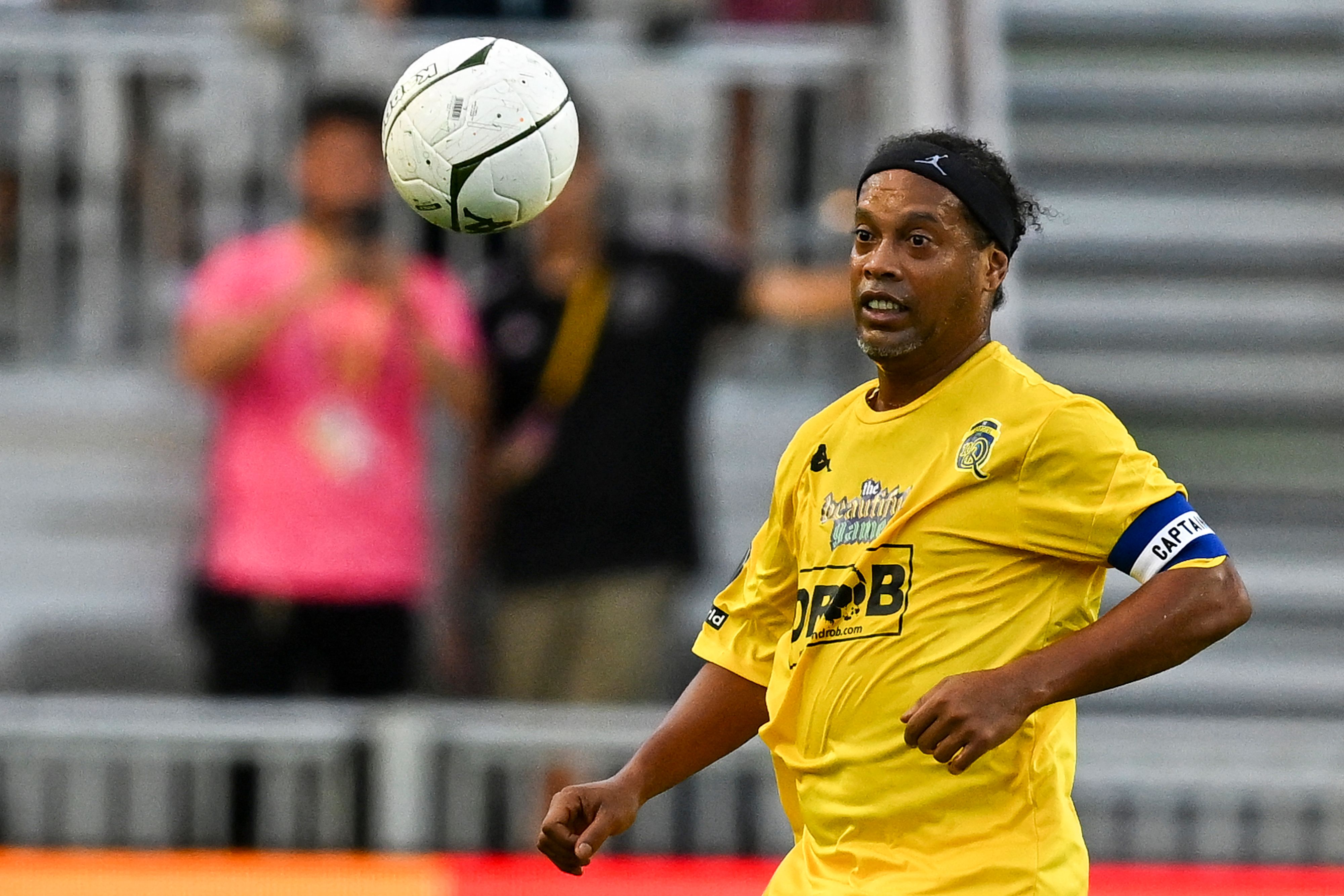 Ronaldinho protagonizó un incidente con alguien que le tiró un caño. Foto Prensa Libre (AFP)