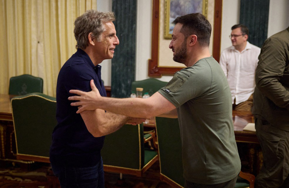 El actor Ben Stiller saluda al presidente Ucraniano, Volodimir Zelenski. (Foto Prensa Libre: AFP/Presidencia de Ucrania)