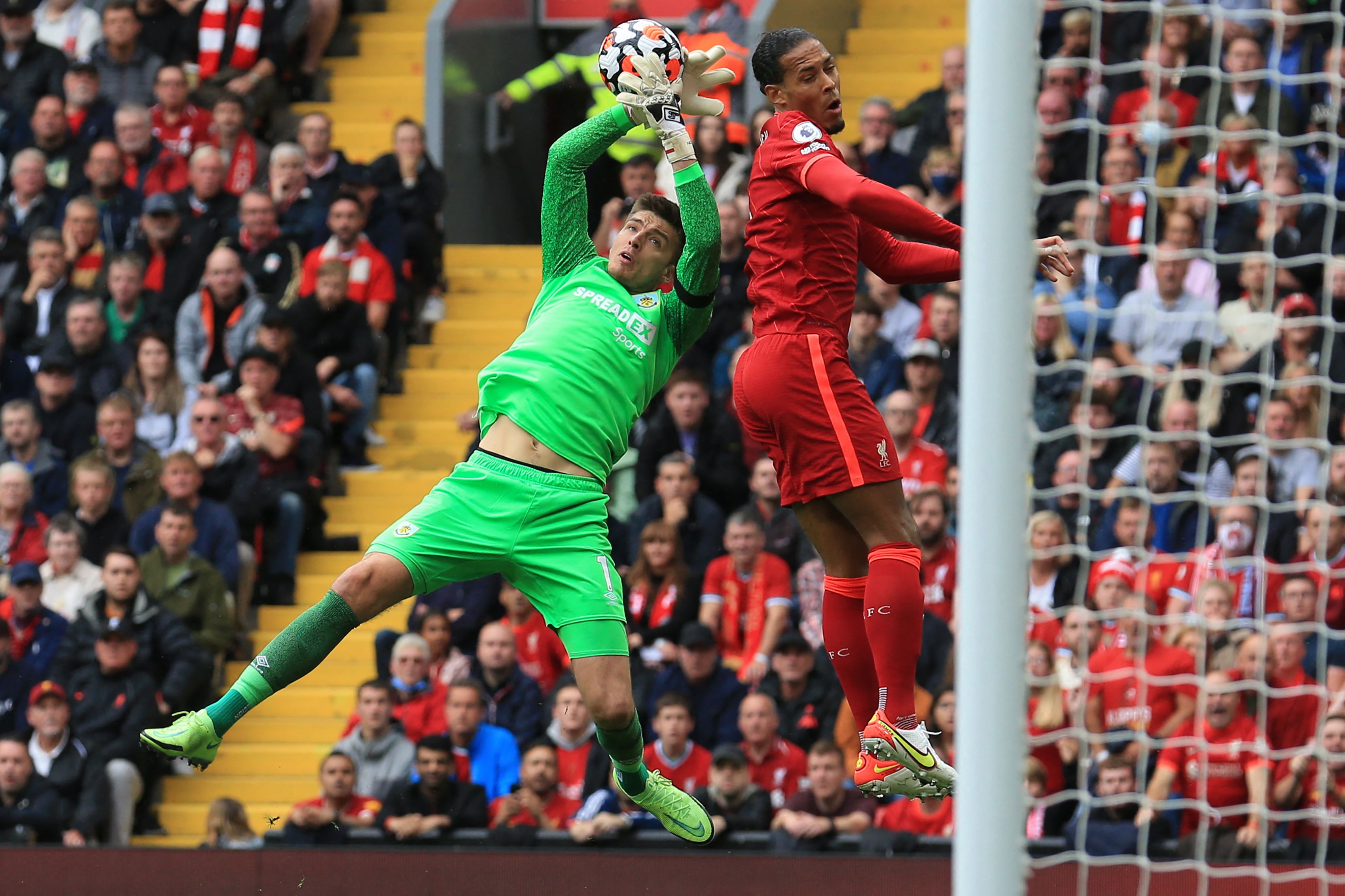 Nick Pope previene a Virgil van Dijk de rematar un balón. (AFP) 