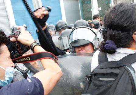 El fotoperiodista de Prensa Libre y Guatevisión, Carlos Hernández Ovalle, fue agredido por agentes de las fuerzas especiales de la PNC. (Foto Prensa Libre)