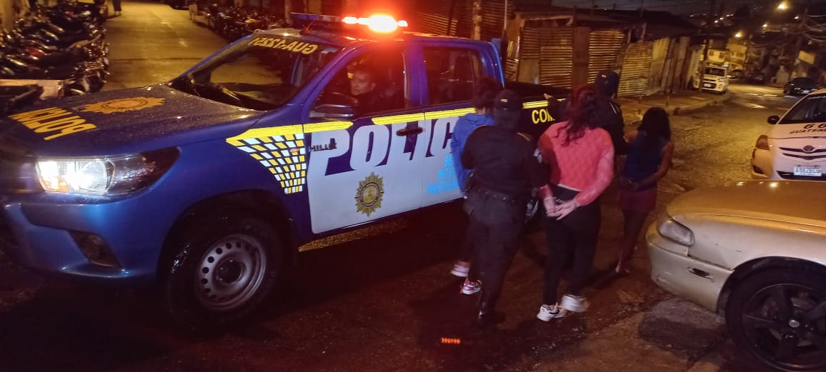 Las tres adolescentes fueron detenidas por agentes de la Policía Nacional Civil (PNC). (Foto Prensa Libre: PNC de Guatemala)