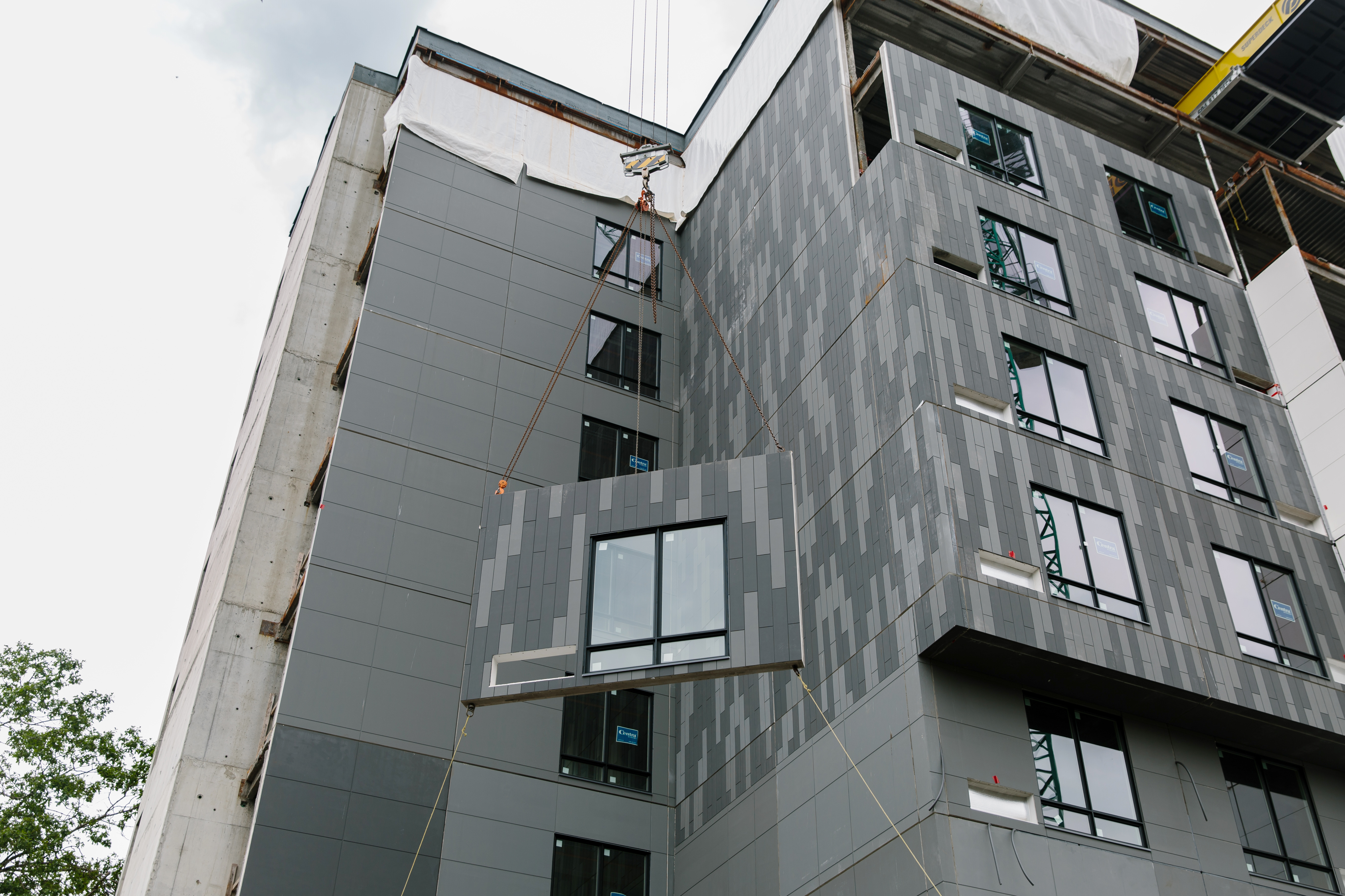 Una grúa levanta un panel de Nexii en el Hotel Marriot de Nanaimo, Columbia Británica, Canadá, el 1 de junio de 2022. (Foto Prensa Libre: Jackie Dives/The New York Times)