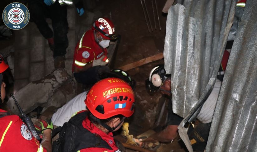 Deslizamiento en el lote 75 de la 29 avenida y 18 calle de la colonia Lourdes, zona 5 de Guatemala. (Foto Prensa Libre: Bomberos Municipales)